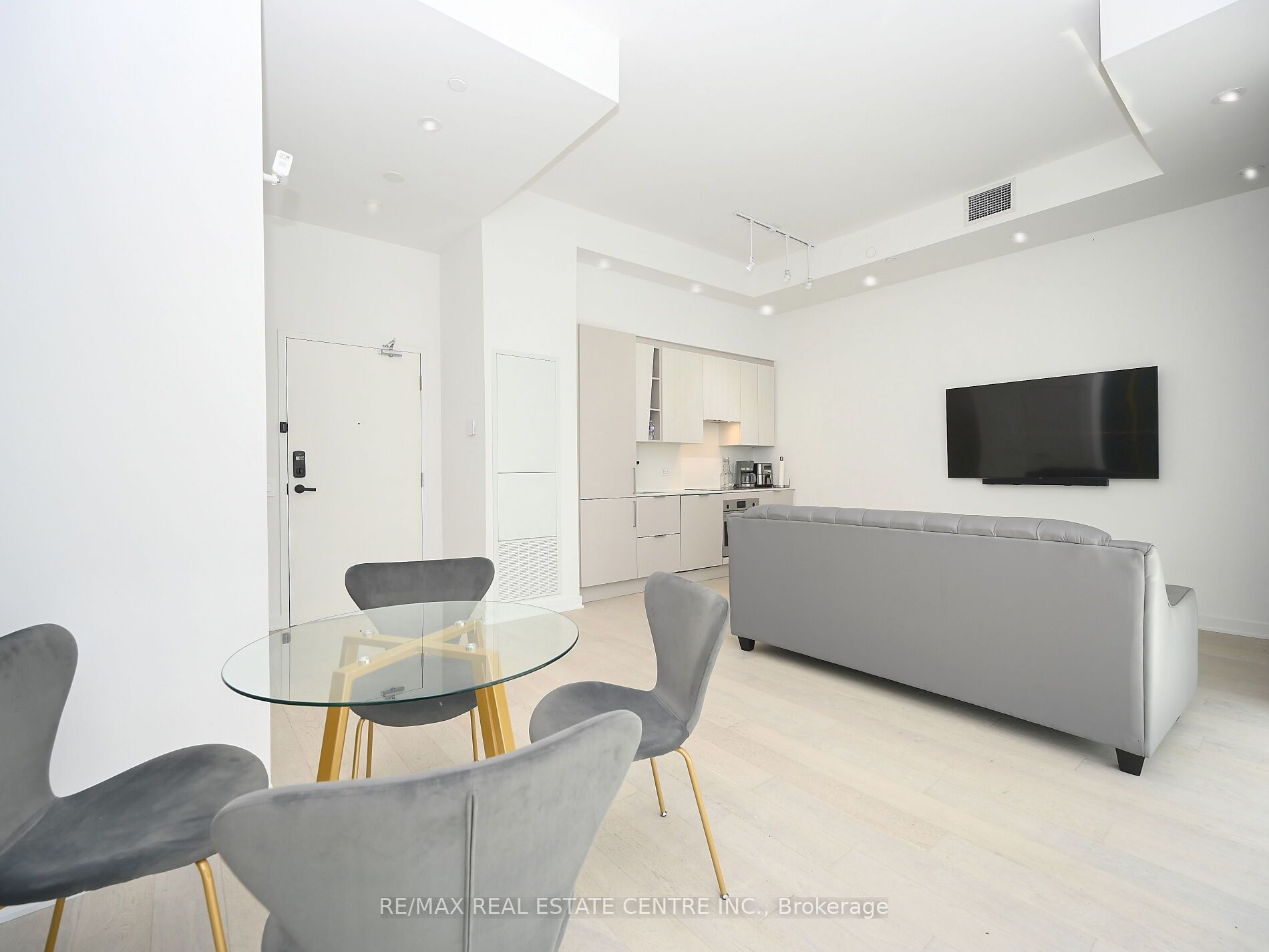 #6004 - 3900 Confederation Parkway Property Photo 8