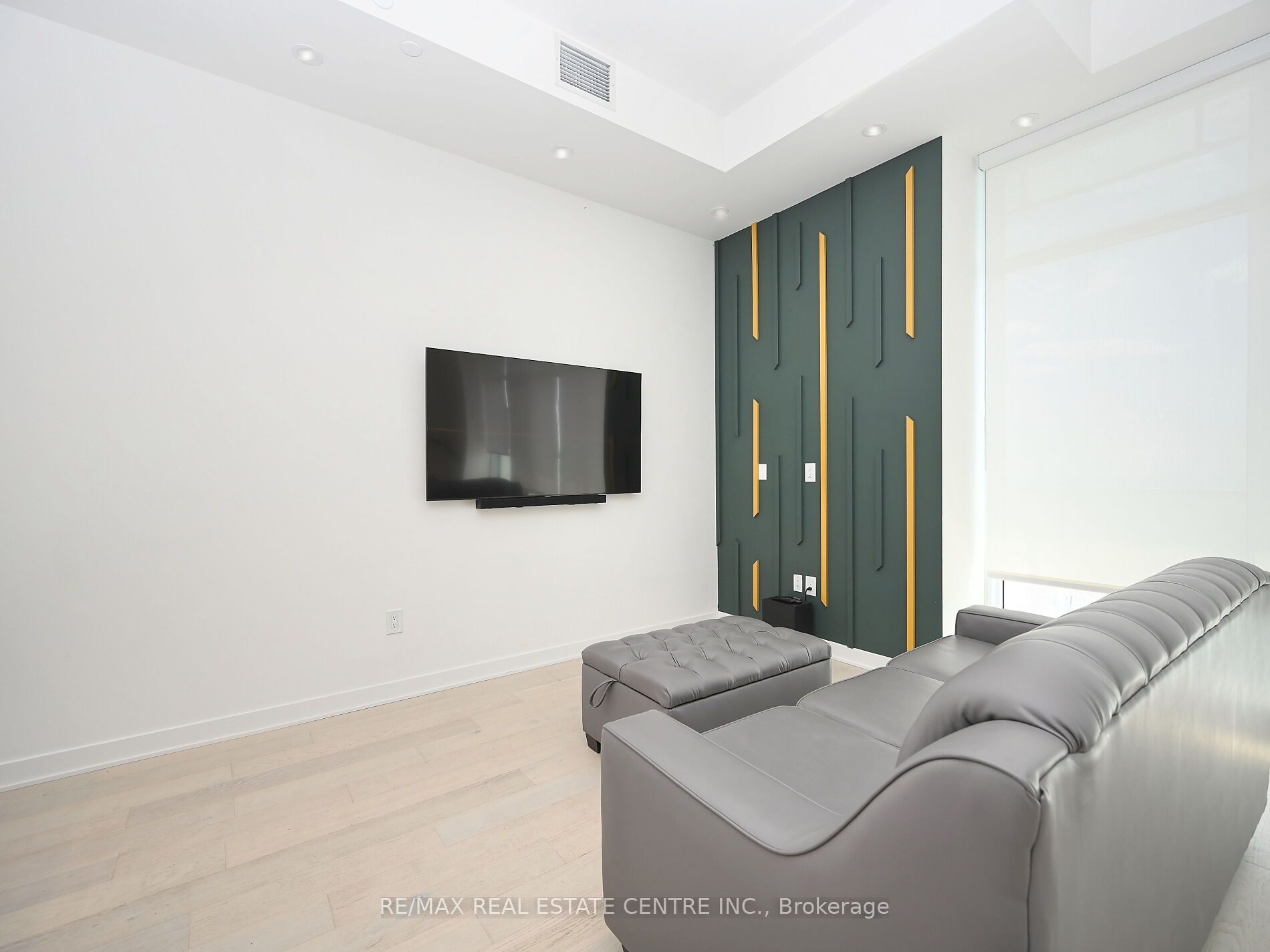 #6004 - 3900 Confederation Parkway Property Photo 9