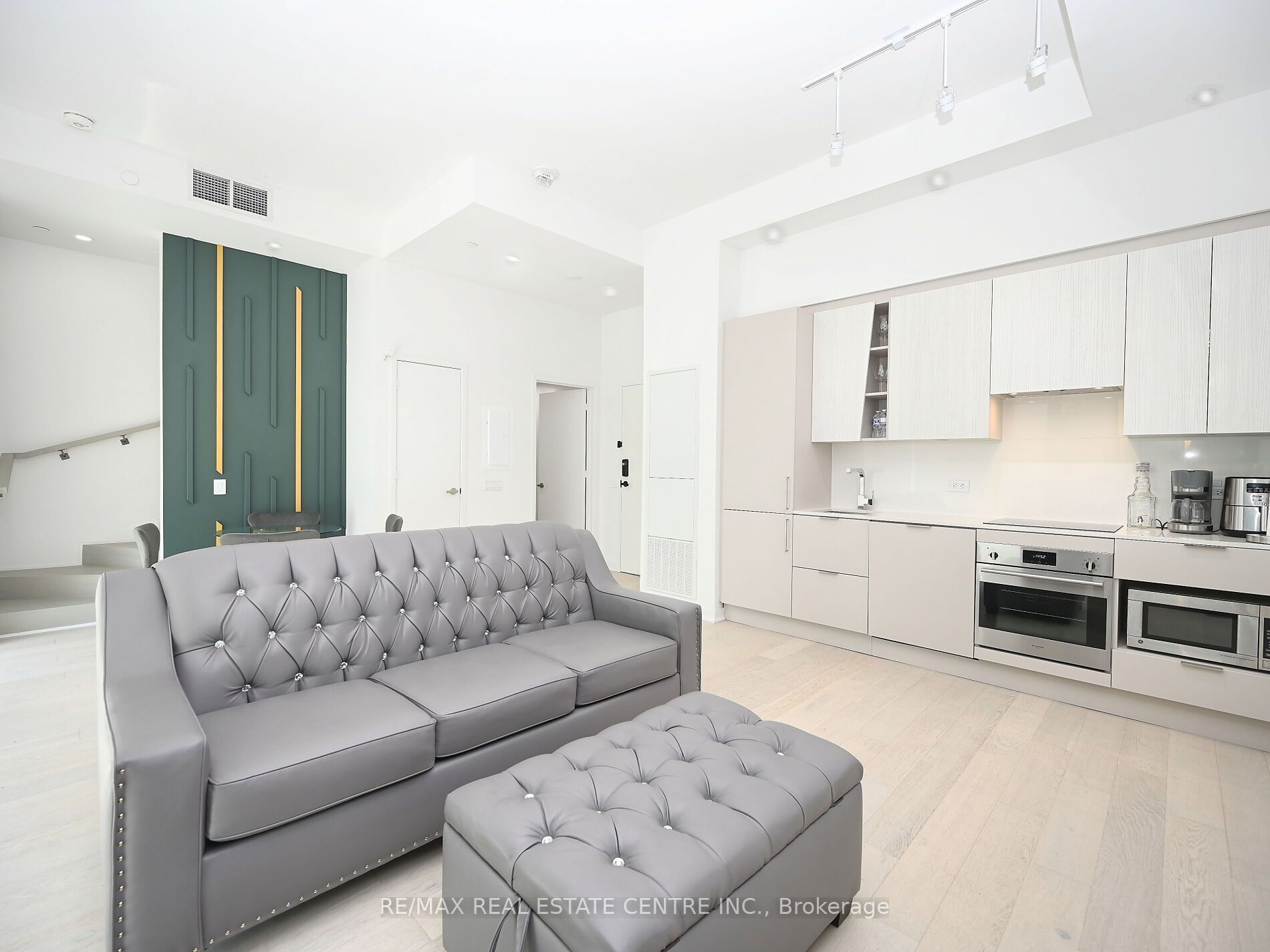 #6004 - 3900 Confederation Parkway Property Photo 11