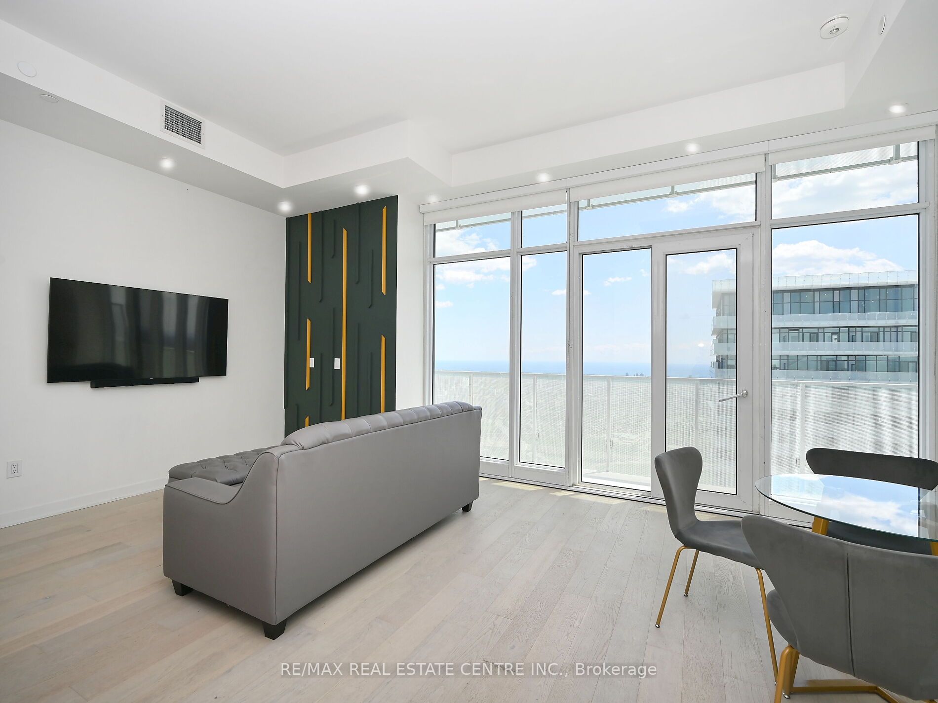 #6004 - 3900 Confederation Parkway Property Photo 12