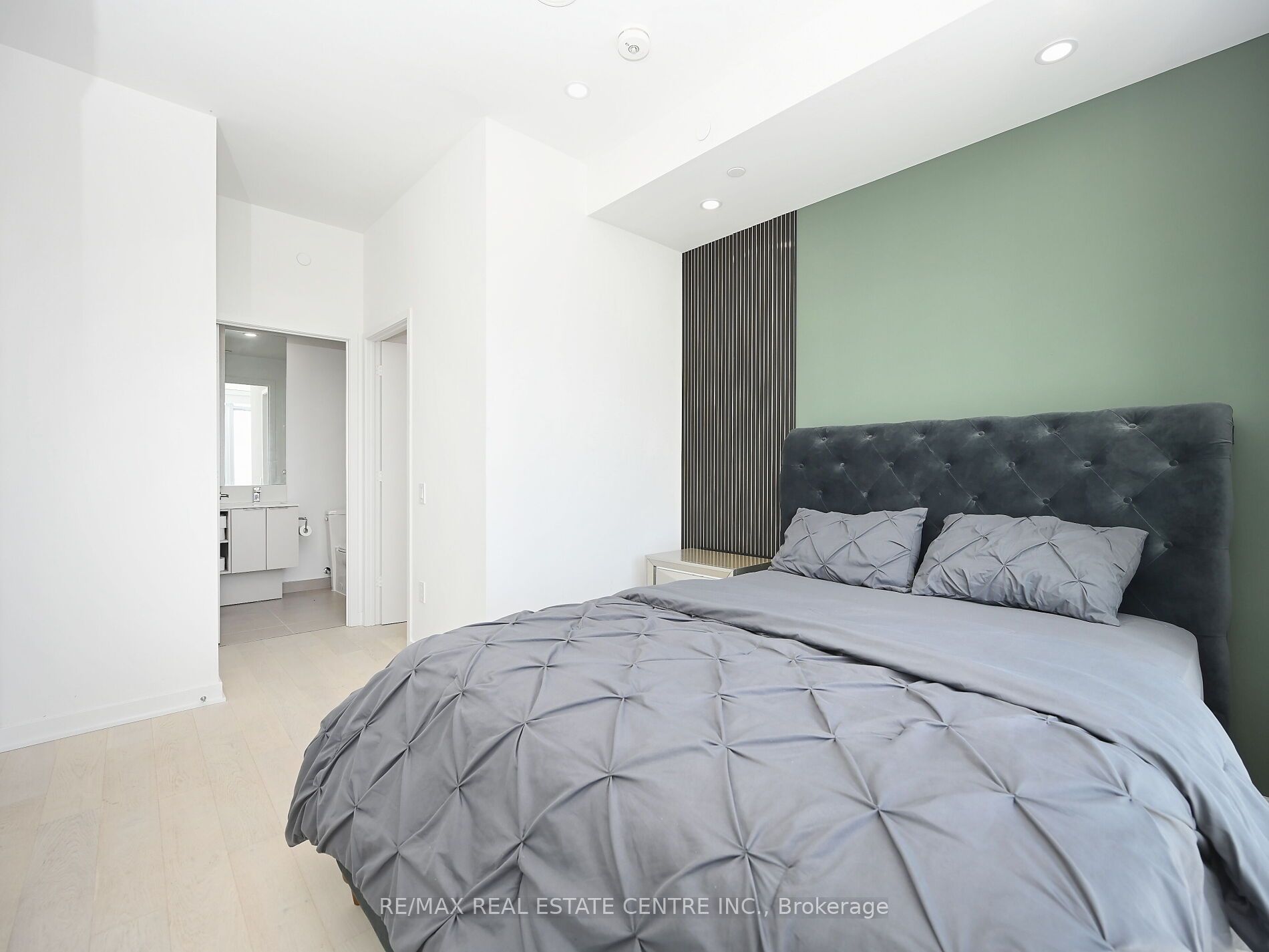 #6004 - 3900 Confederation Parkway Property Photo 24