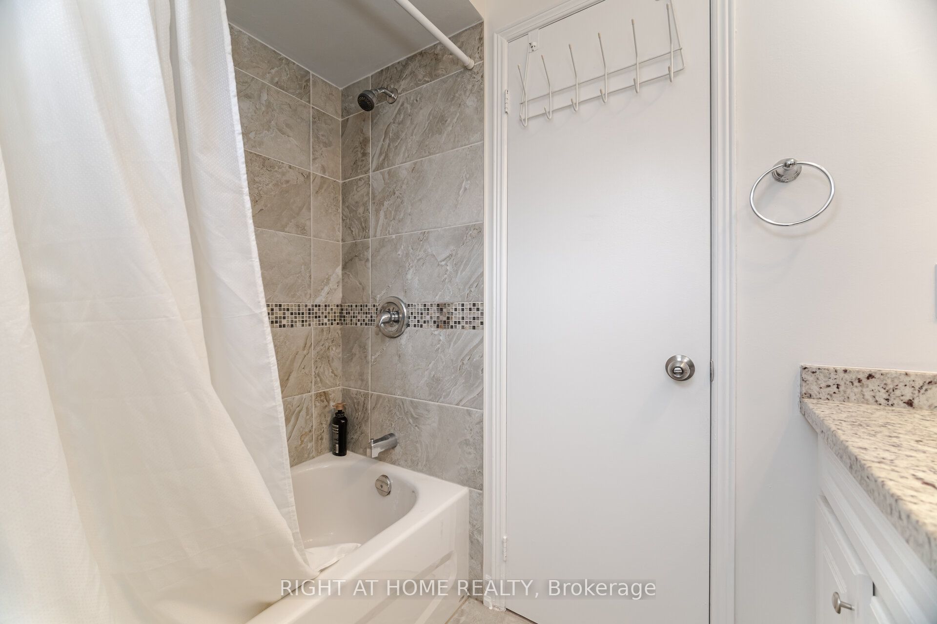 5253 Palomar Crescent Property Photo 24