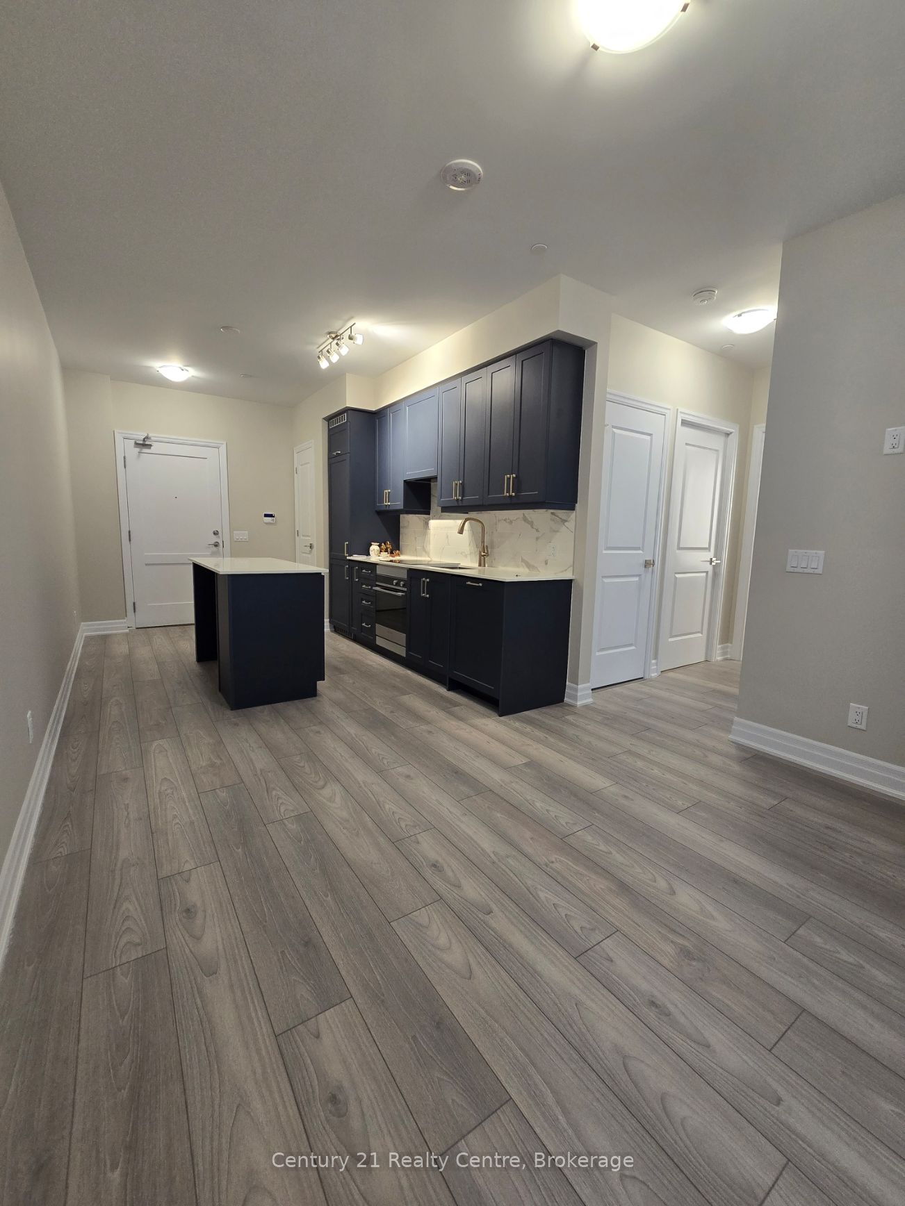 #2002 - 30 Elm Drive Property Photo 3