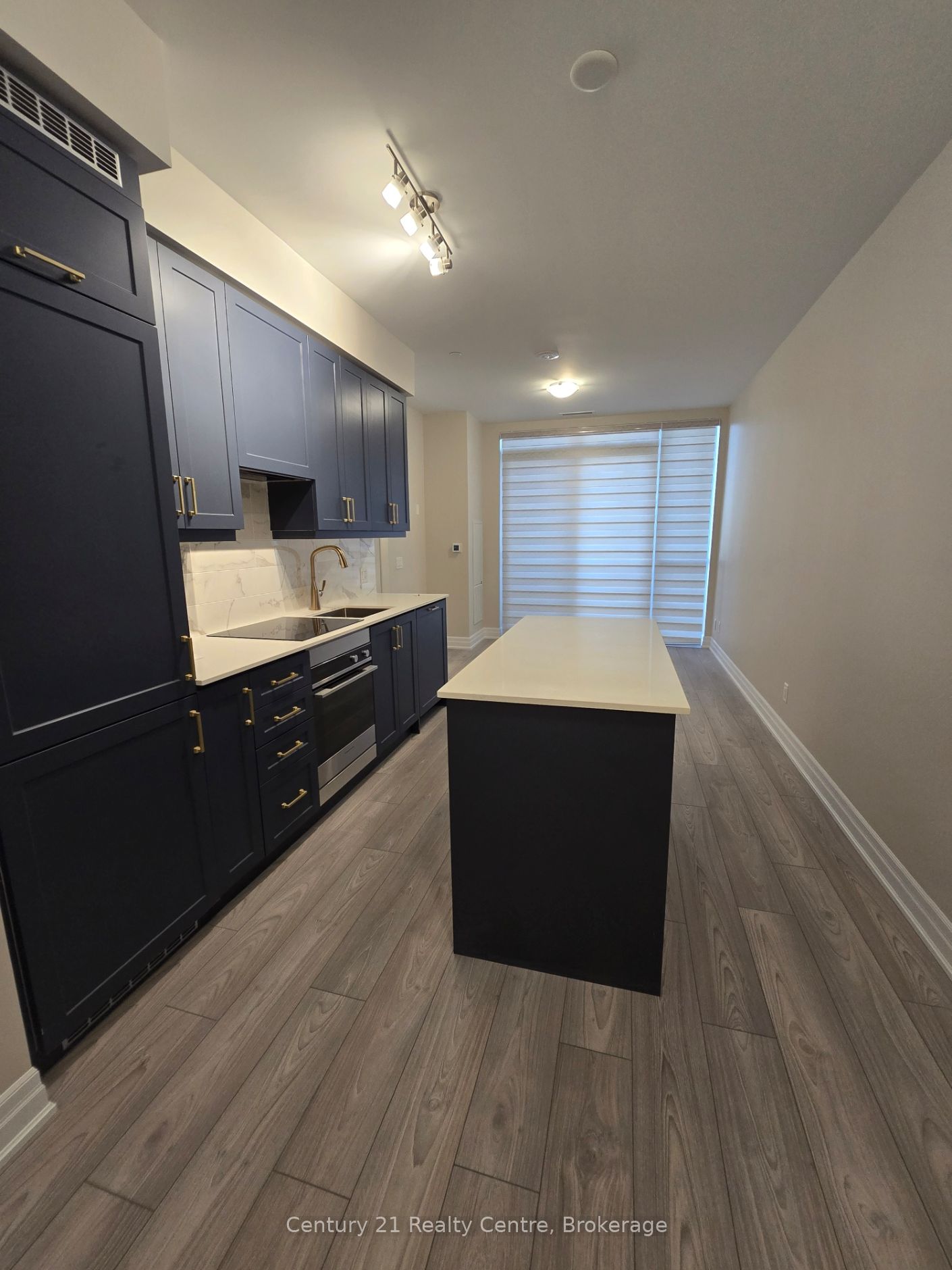 #2002 - 30 Elm Drive Property Photo 5