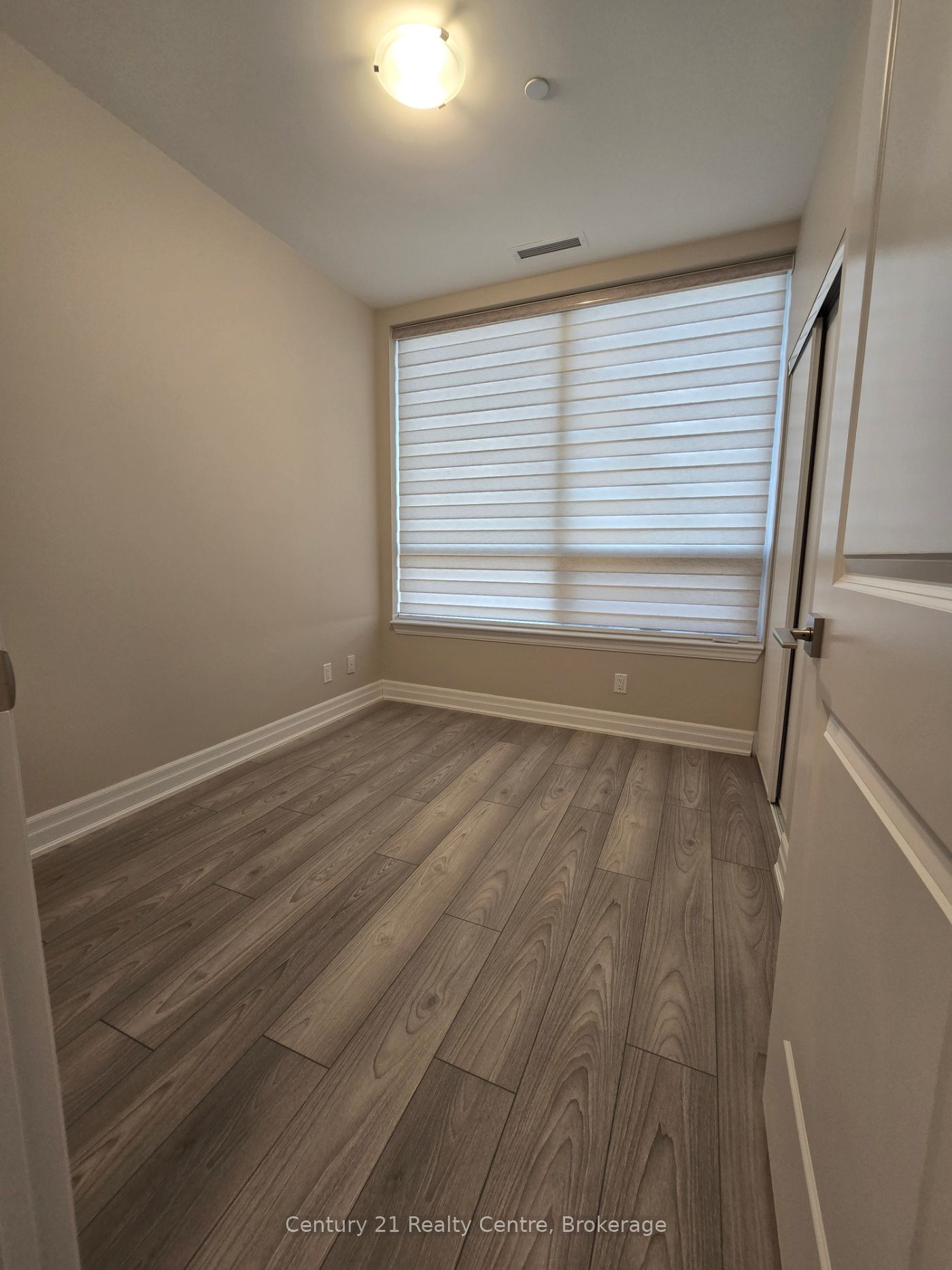 #2002 - 30 Elm Drive Property Photo 11