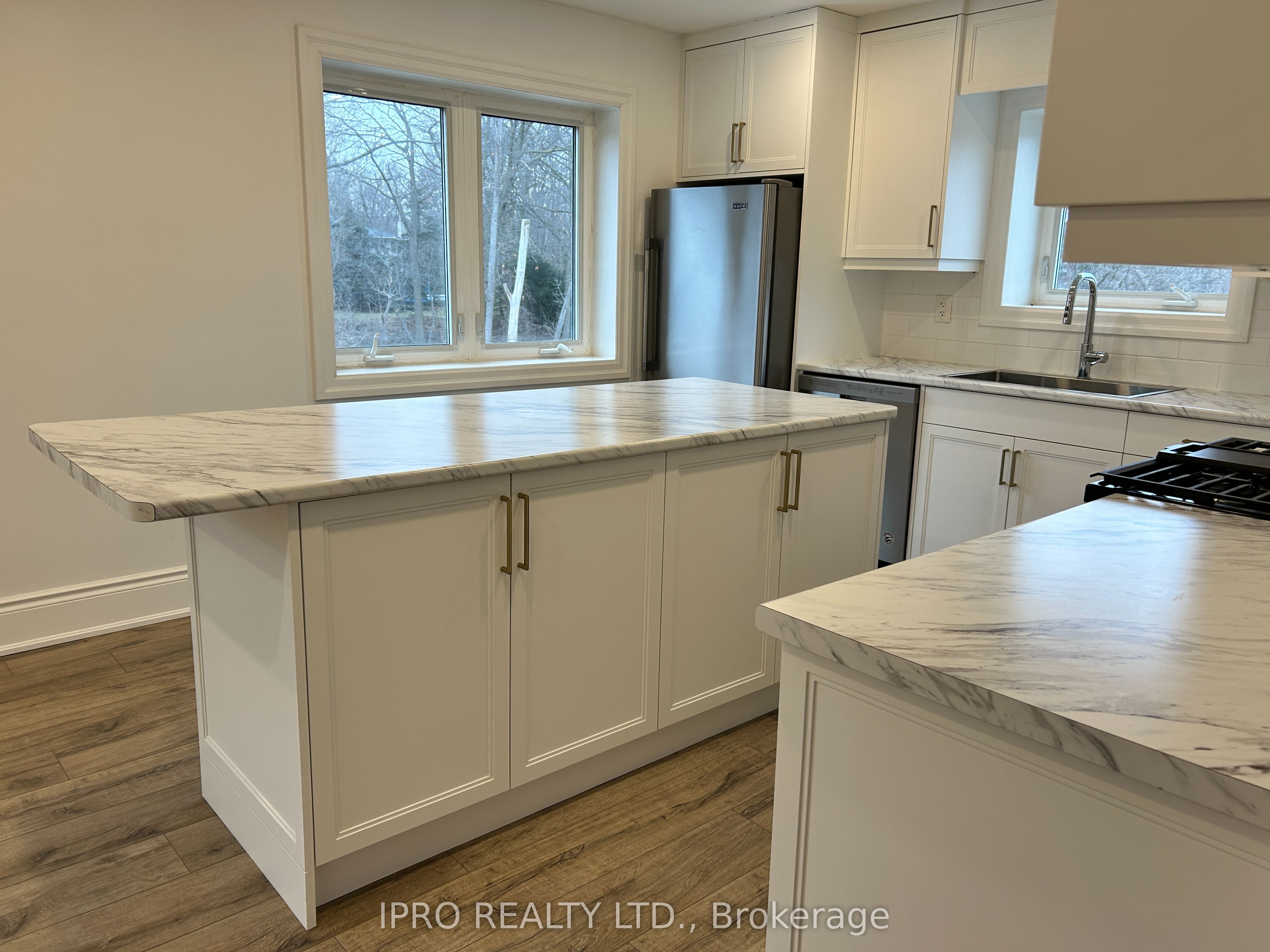 1661 Lake Shore Rd W Property Photo 1