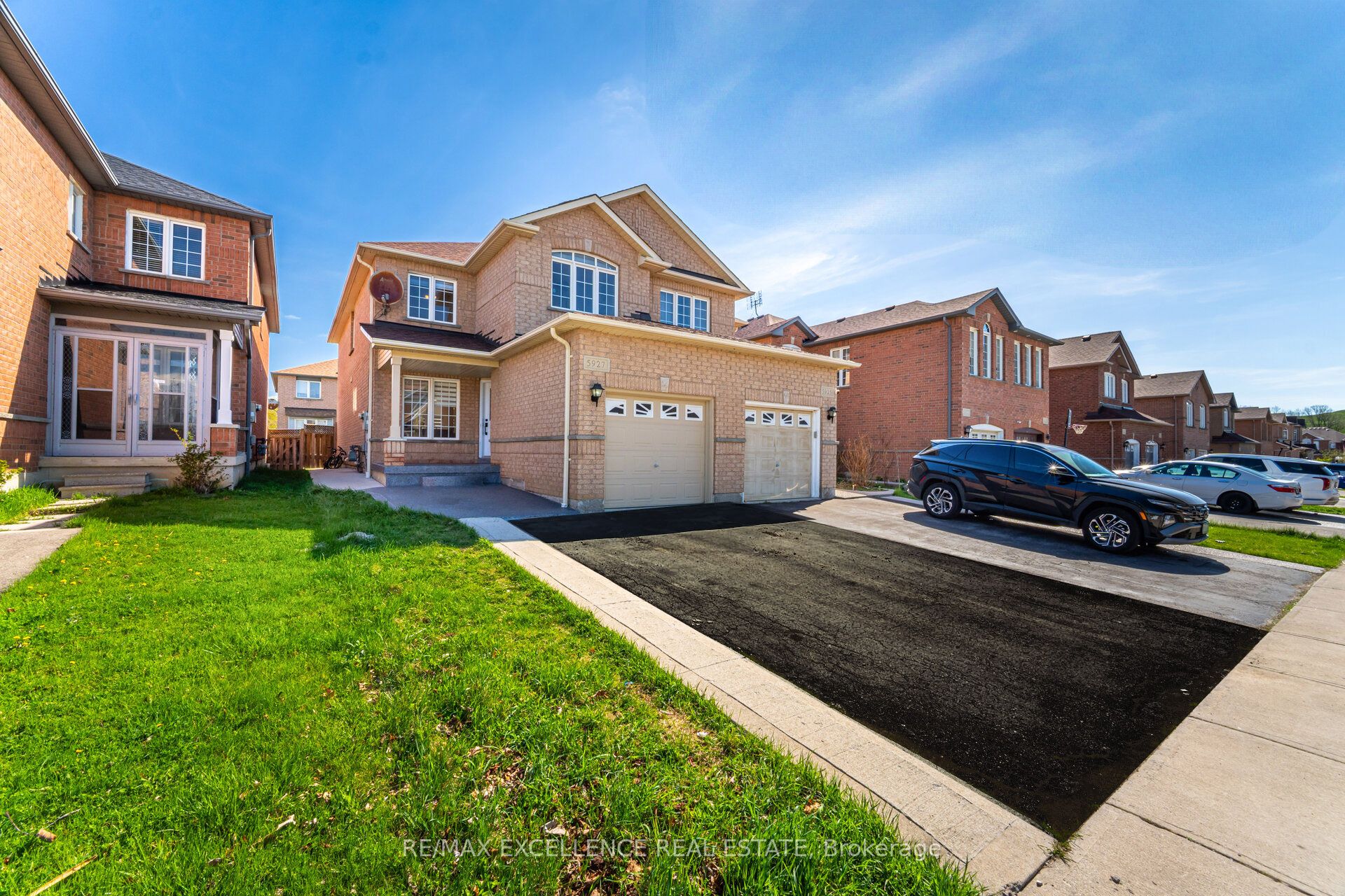 5927 Stonebriar Cres Property Photo 1