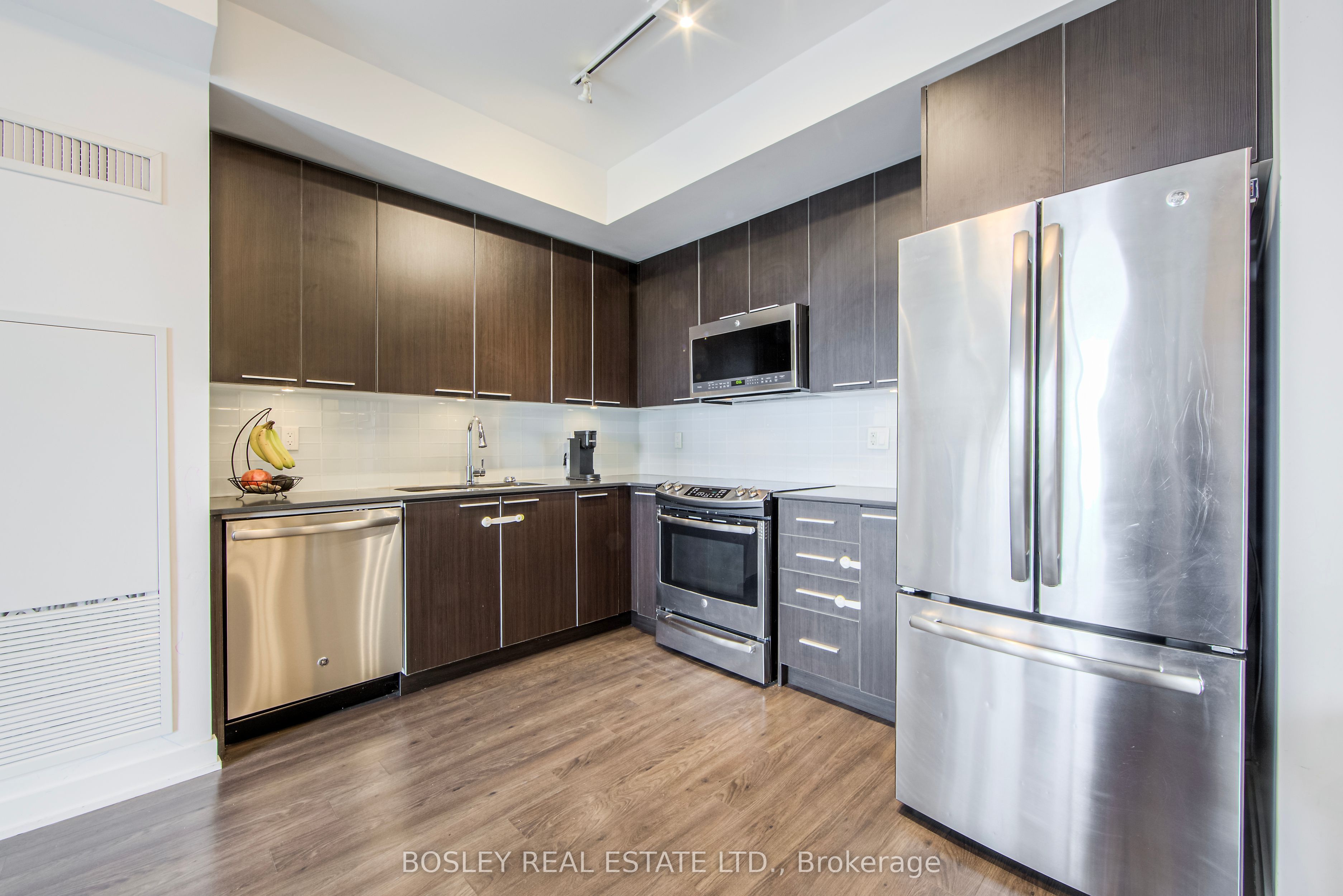 #1210 - 10 Park Lawn Road Property Photo 9