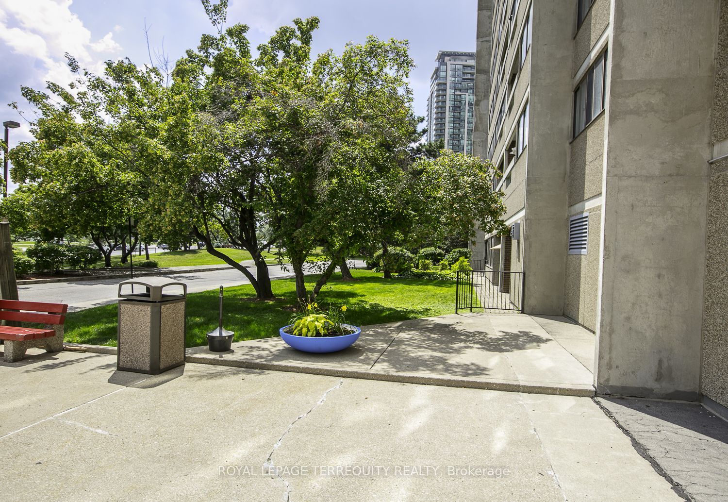 #604 - 50 Elm Drive Property Photo 5