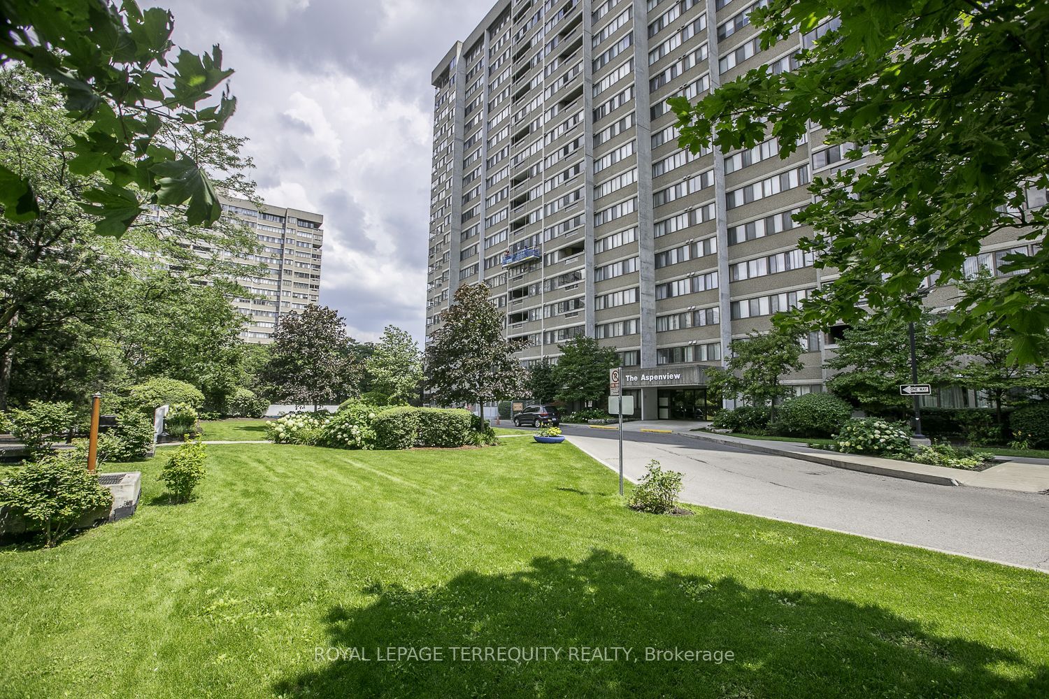 #604 - 50 Elm Drive Property Photo 6