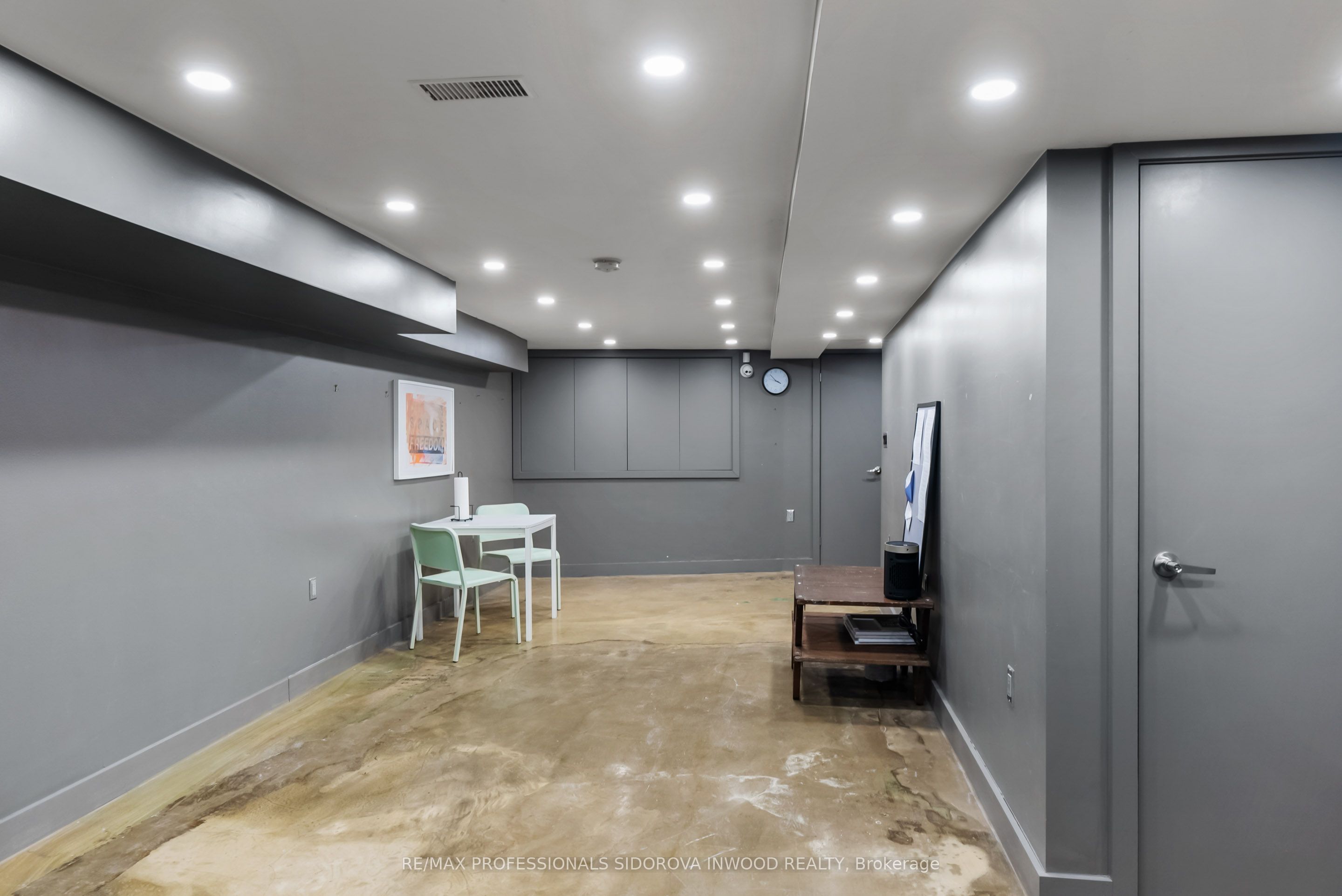 2005 Dundas Street Property Photo 16