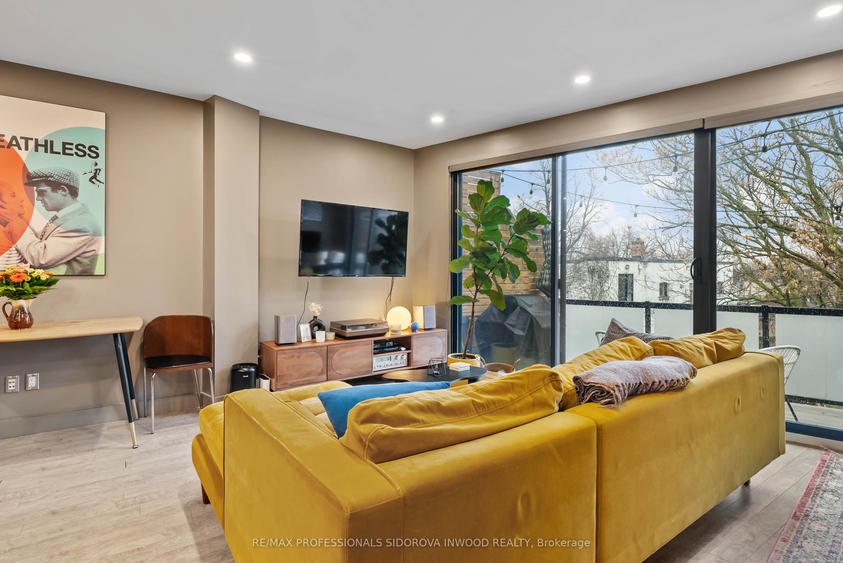 2005 Dundas Street Property Photo 28