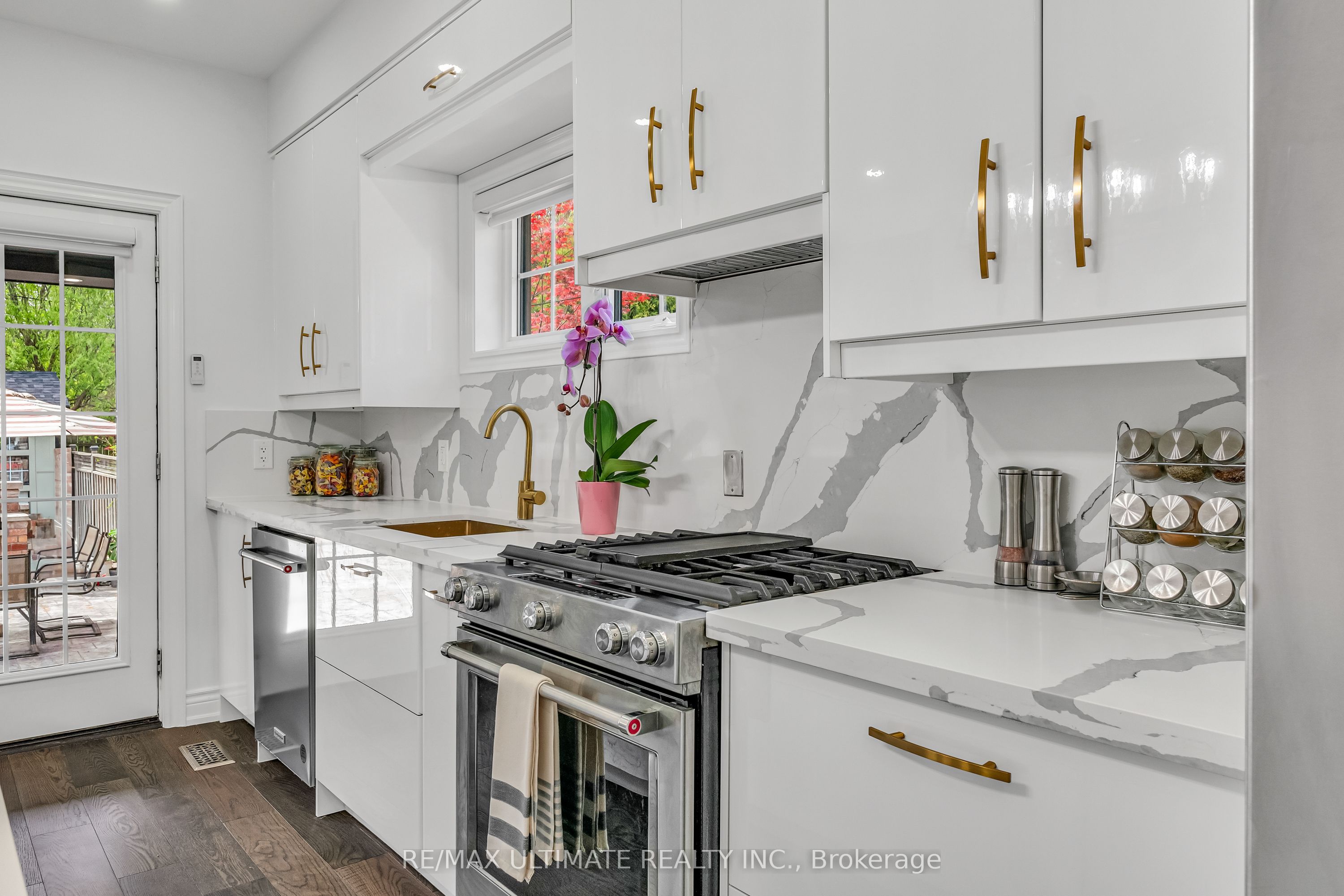 420 Harvie Avenue Property Photo 11
