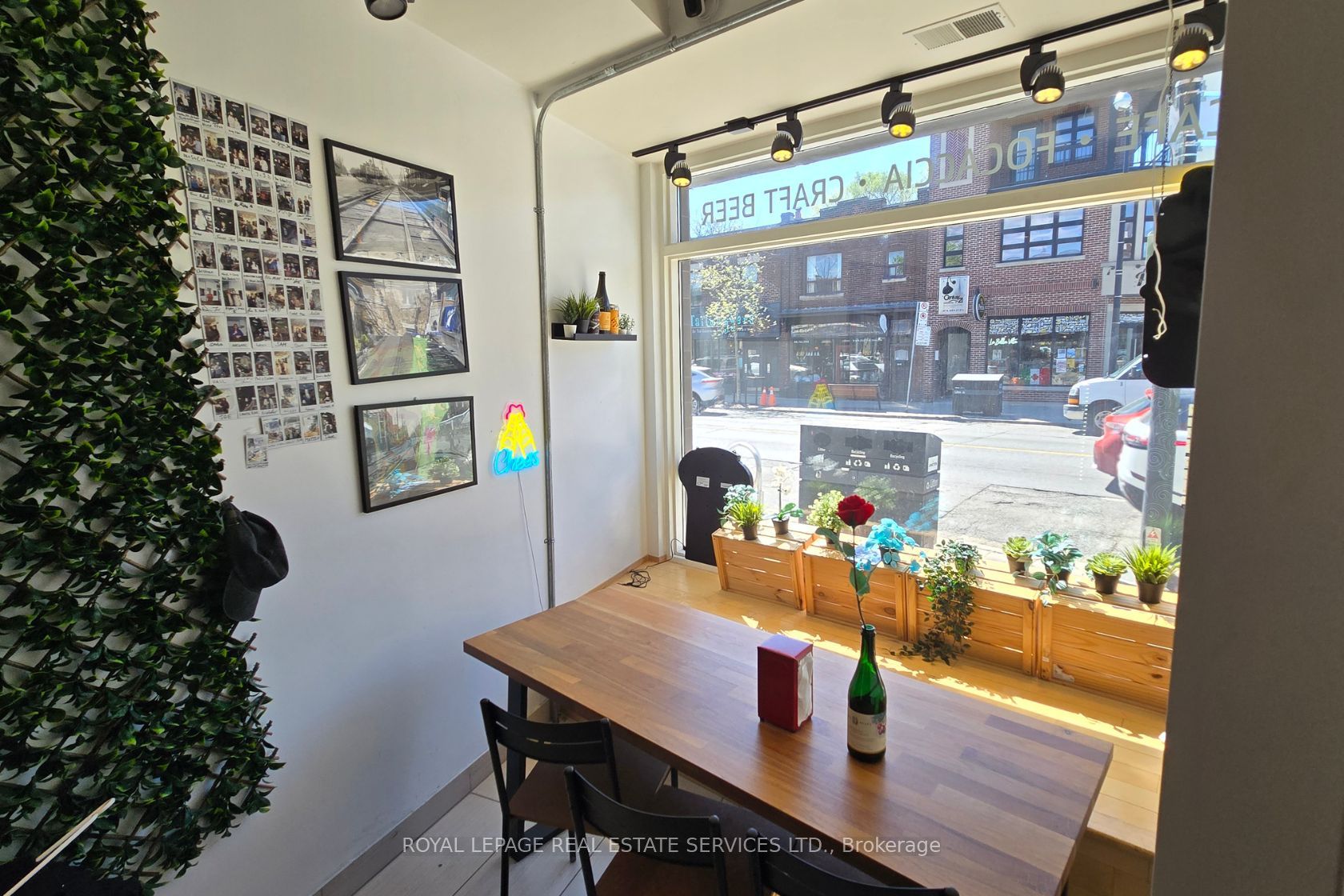 3072 Dundas Street W Main Property Photo 6