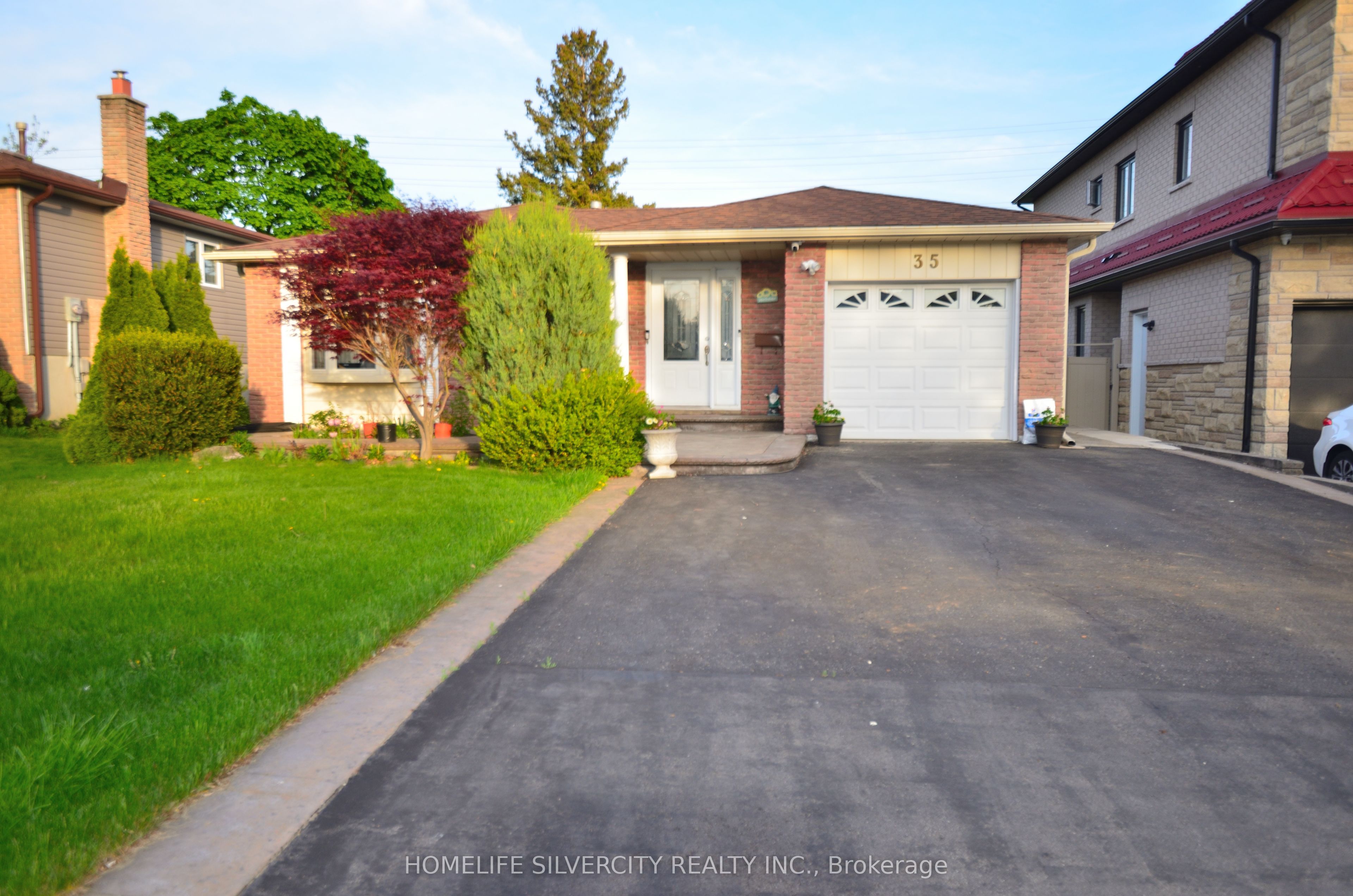 35 Geneva Crescent Property Photo 1