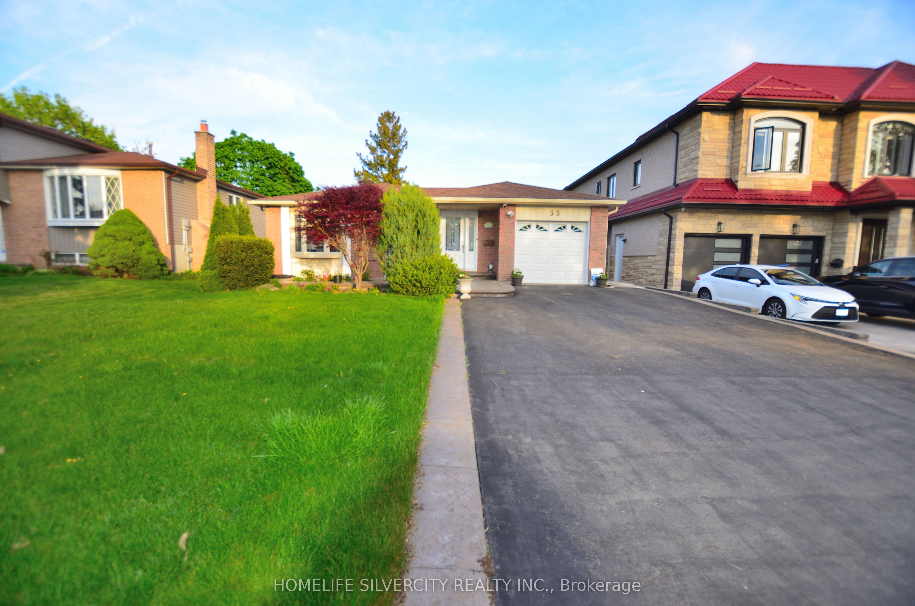 35 Geneva Crescent Property Photo 2