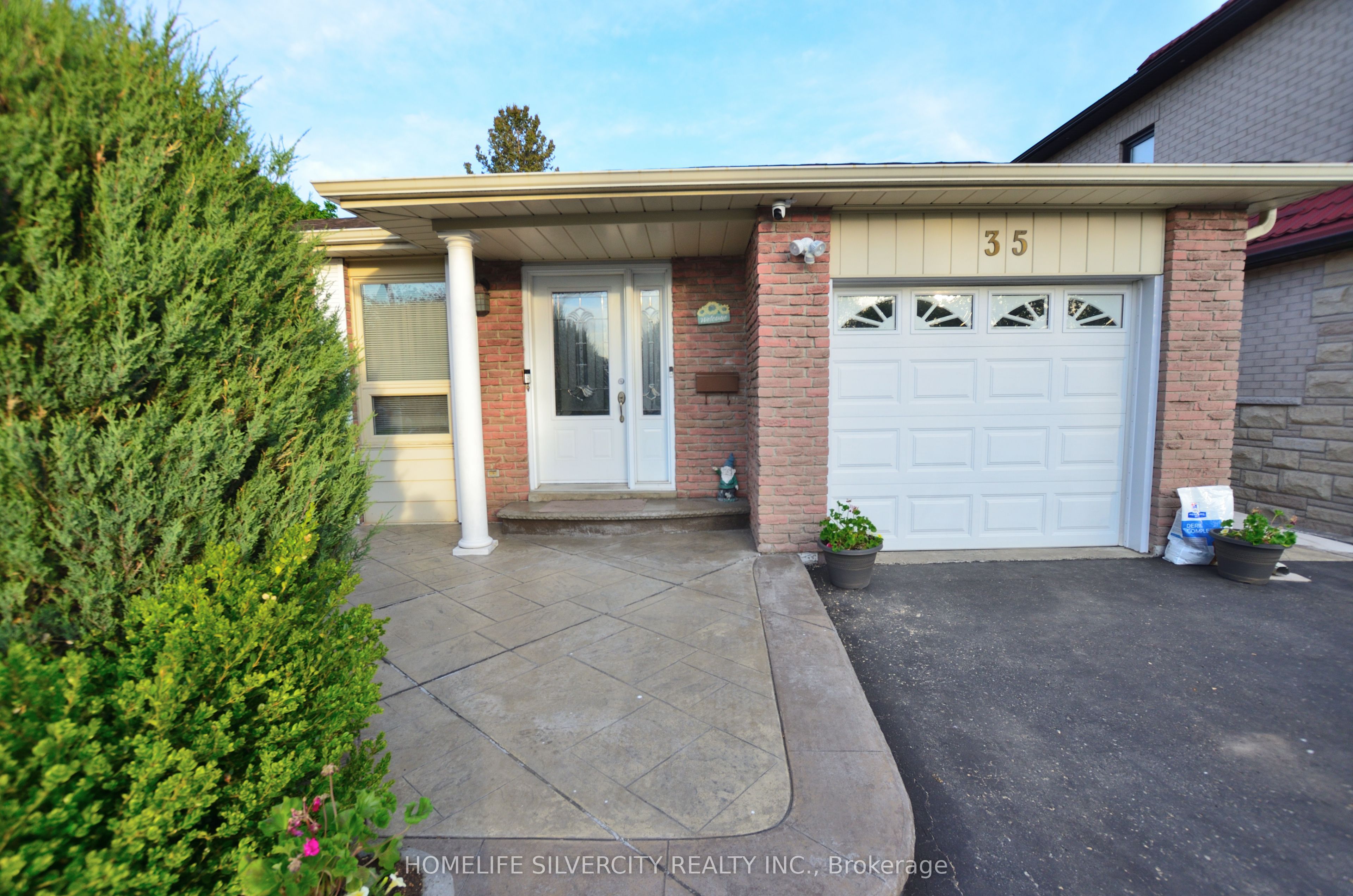 35 Geneva Crescent Property Photo 5