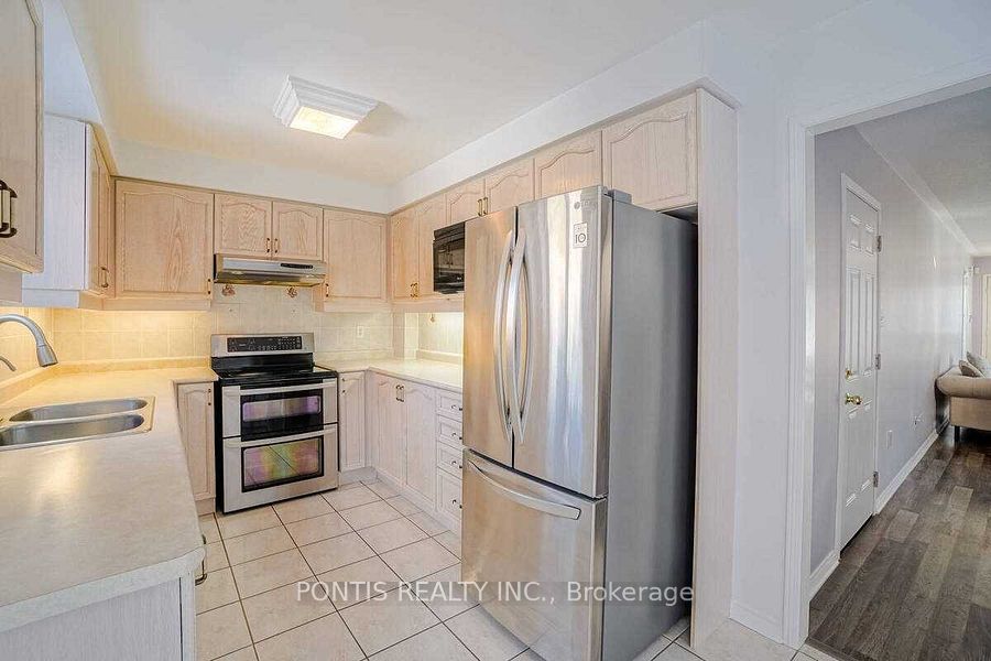 28 Stable Gate Parkway N Upper Property Photo 2
