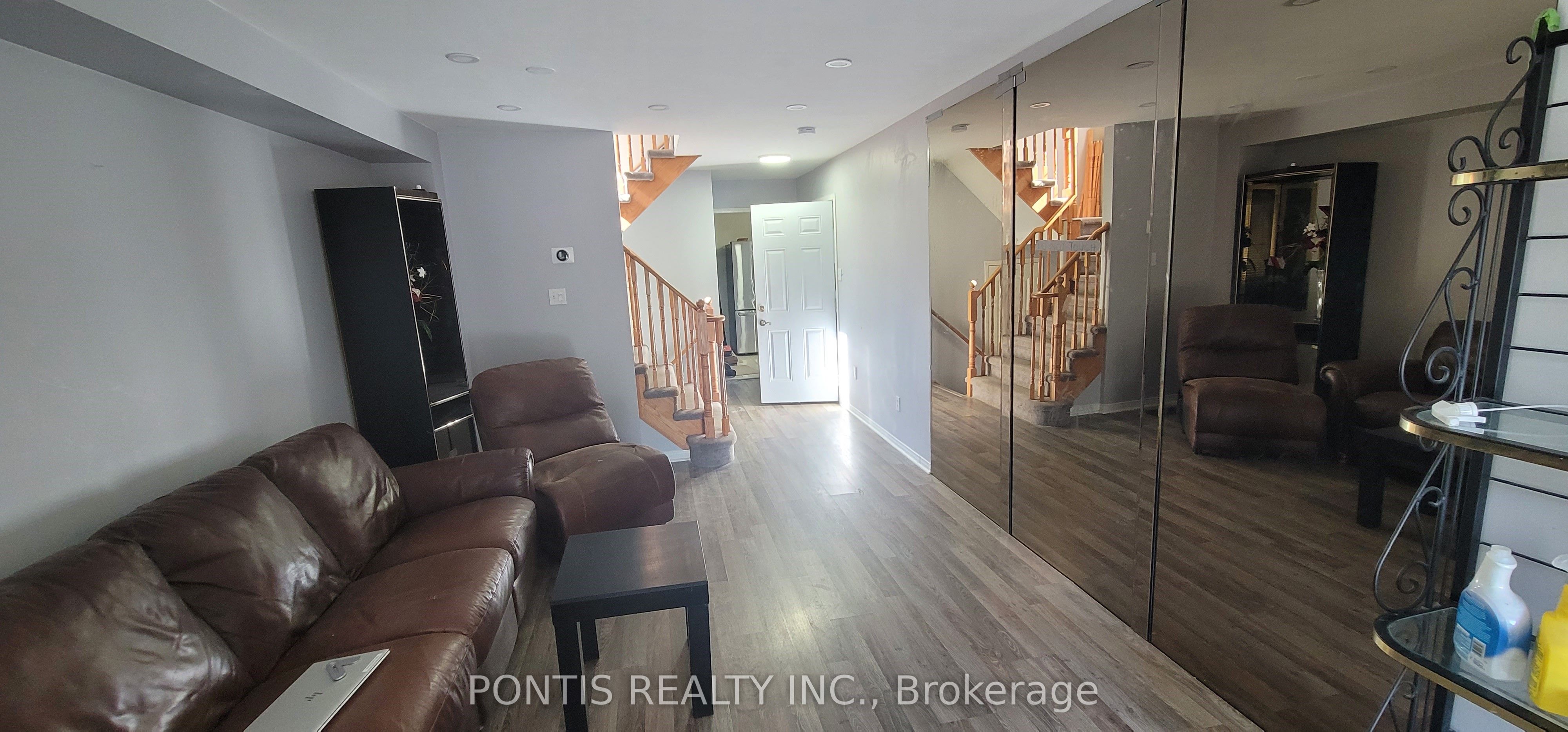 28 Stable Gate Parkway N Upper Property Photo 4