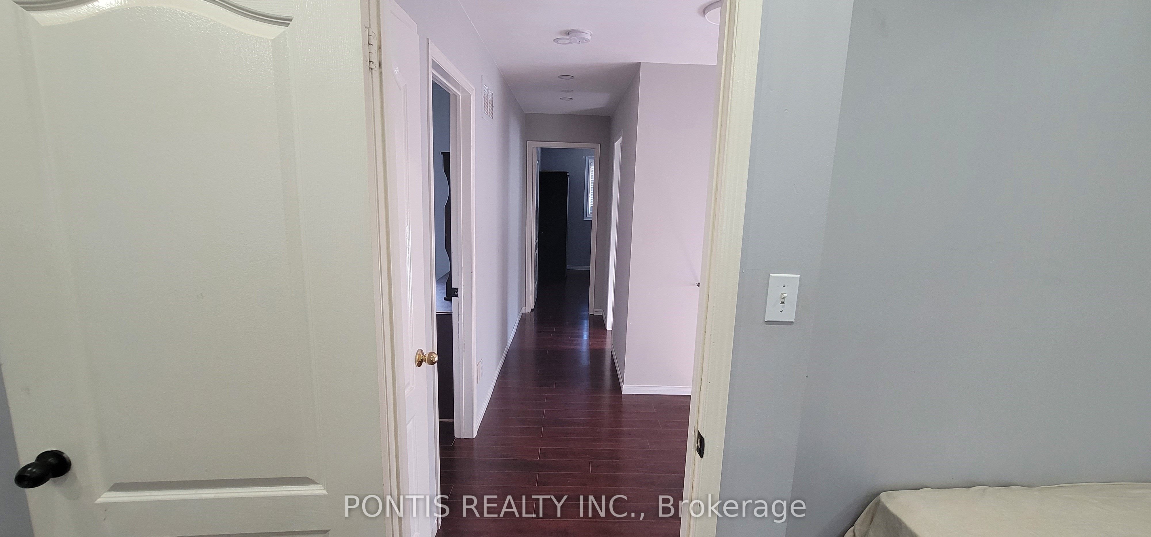 28 Stable Gate Parkway N Upper Property Photo 6