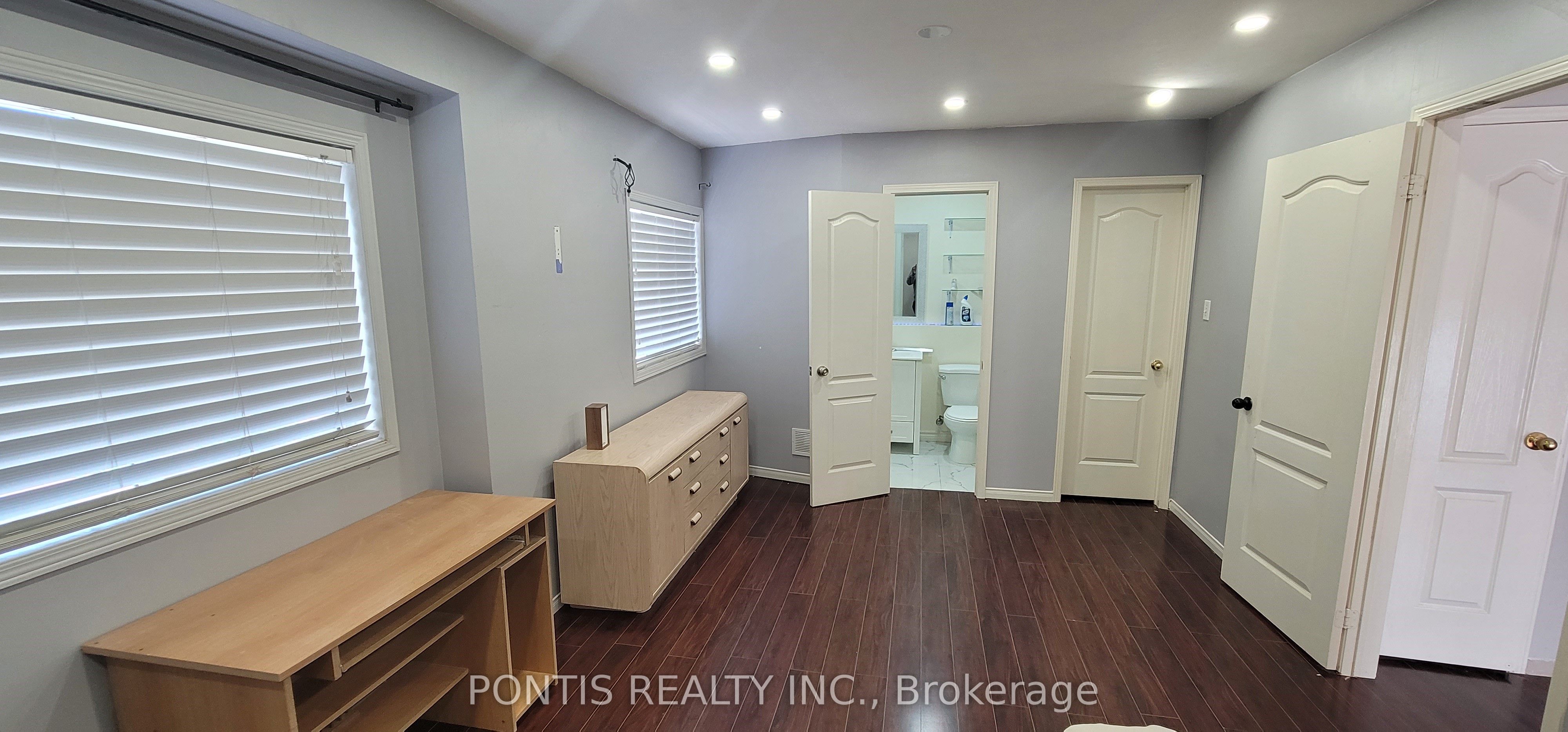 28 Stable Gate Parkway N Upper Property Photo 7