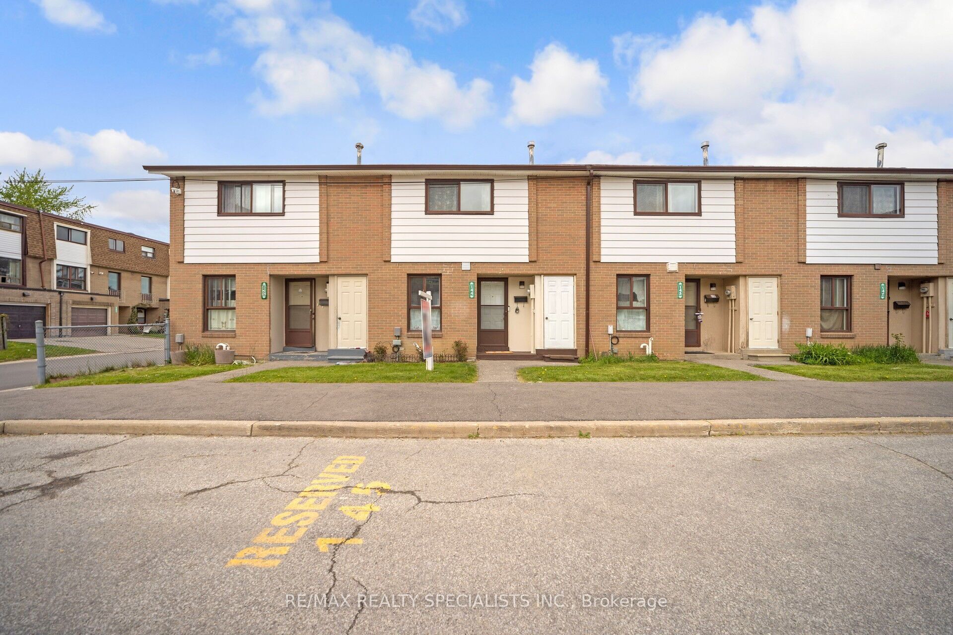 144 Fleetwood Crescent Property Photo 2