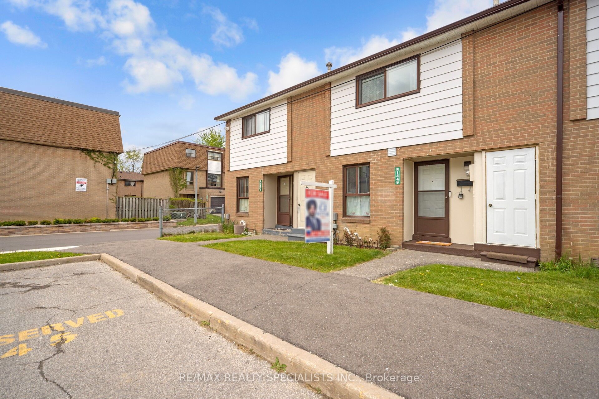 144 Fleetwood Crescent Property Photo 3