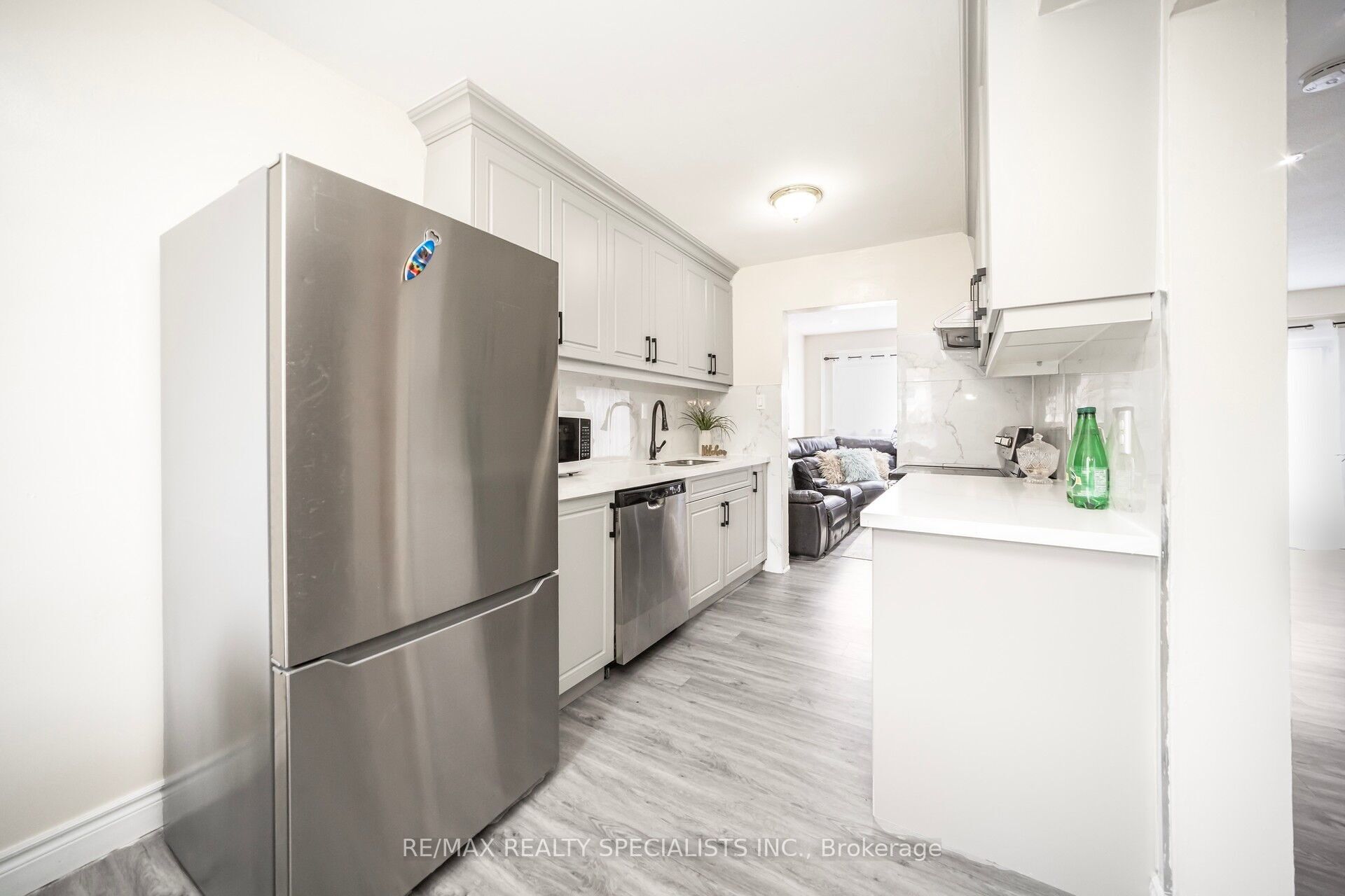 144 Fleetwood Crescent Property Photo 14