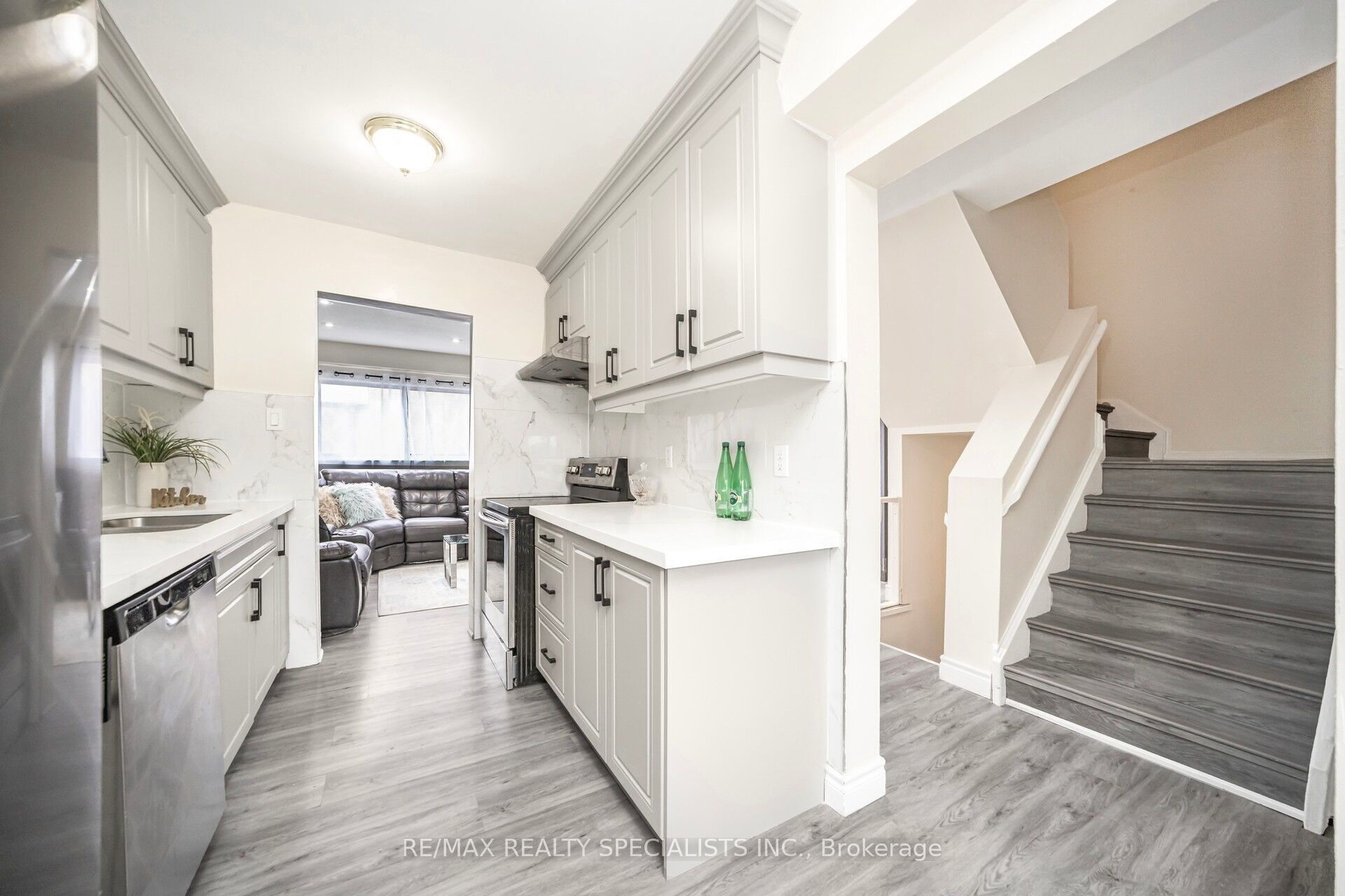 144 Fleetwood Crescent Property Photo 15