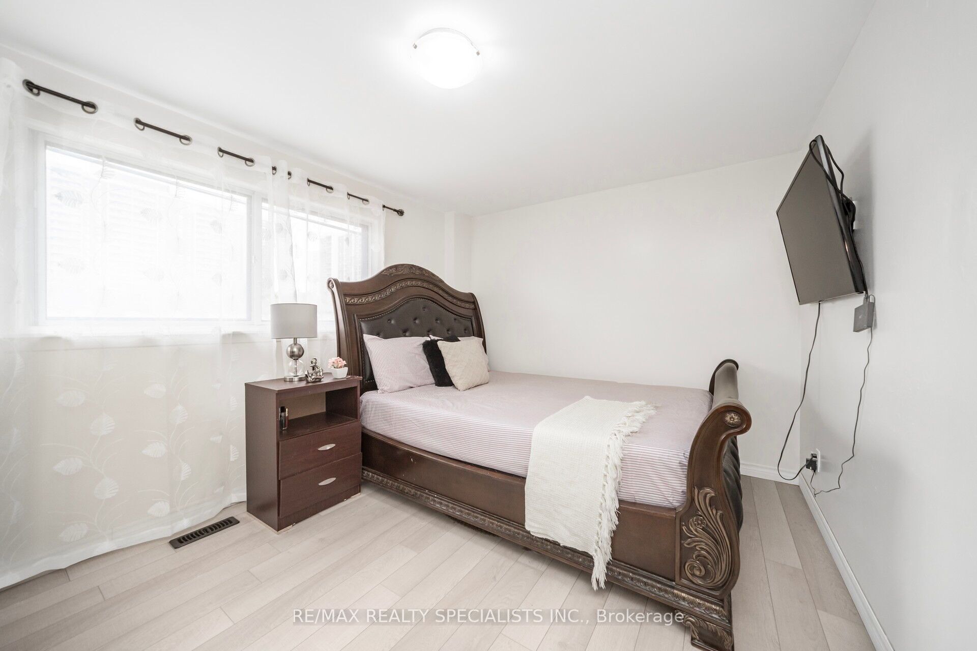 144 Fleetwood Crescent Property Photo 21