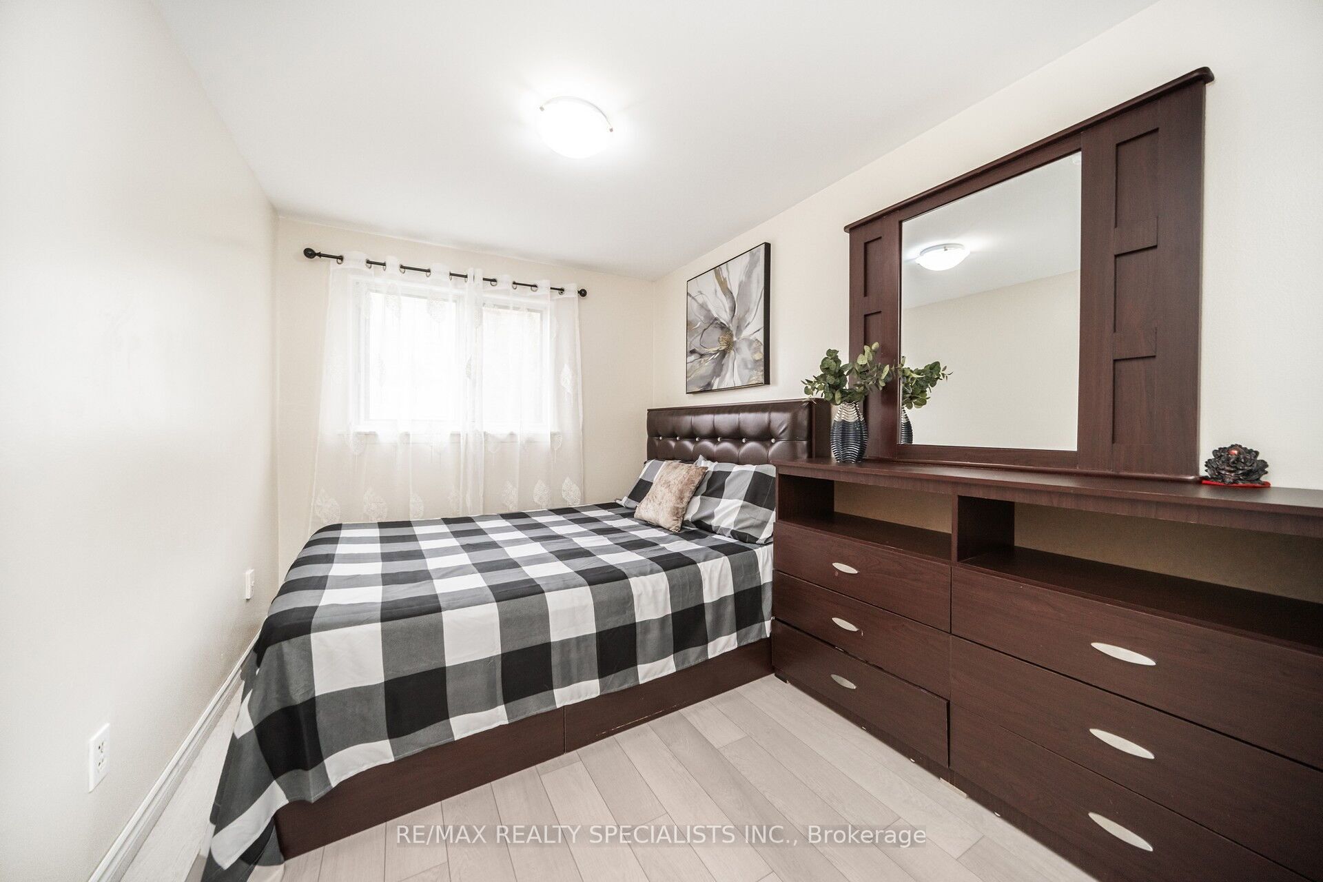 144 Fleetwood Crescent Property Photo 28