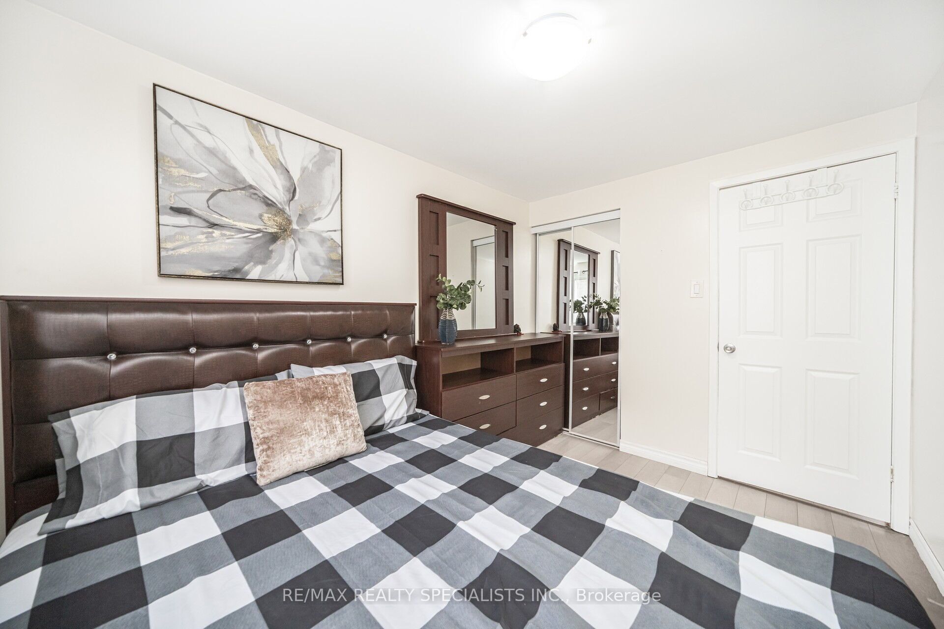 144 Fleetwood Crescent Property Photo 29