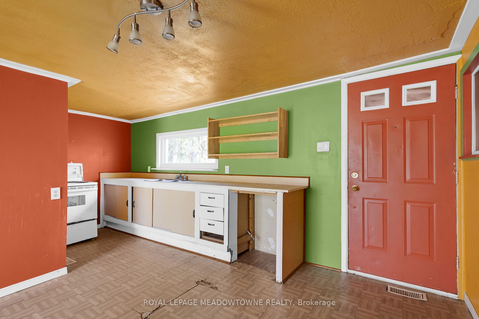 9414 First Line Property Photo 7