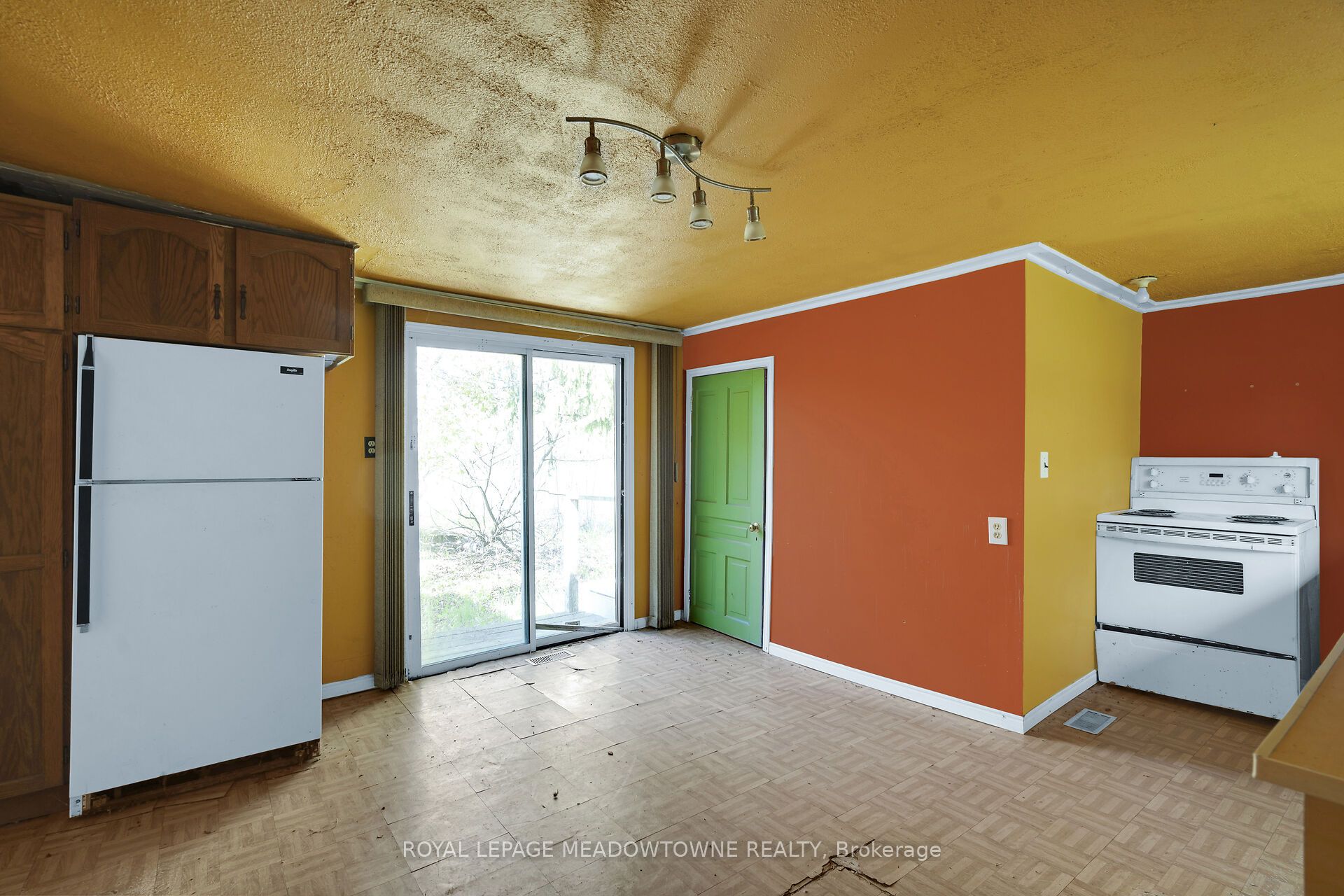 9414 First Line Property Photo 8