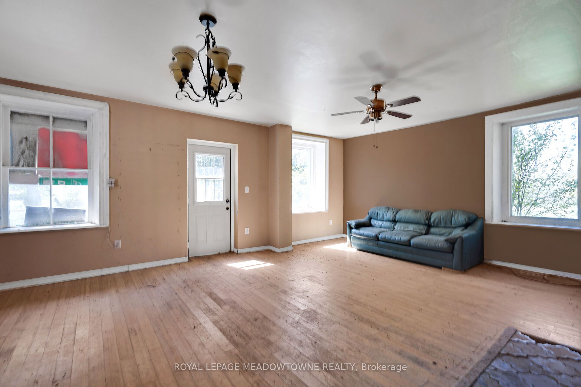9414 First Line Property Photo 10