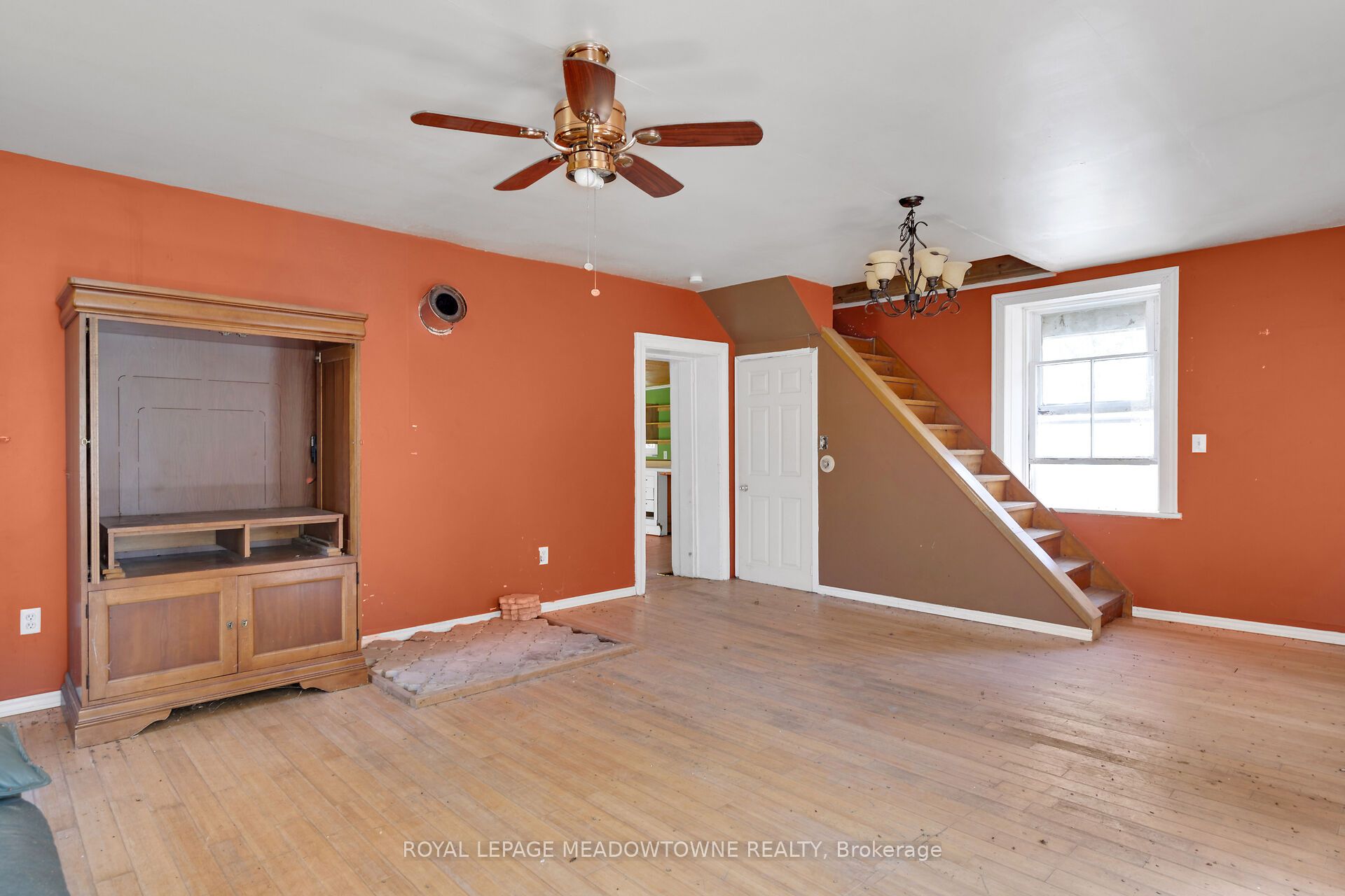 9414 First Line Property Photo 12