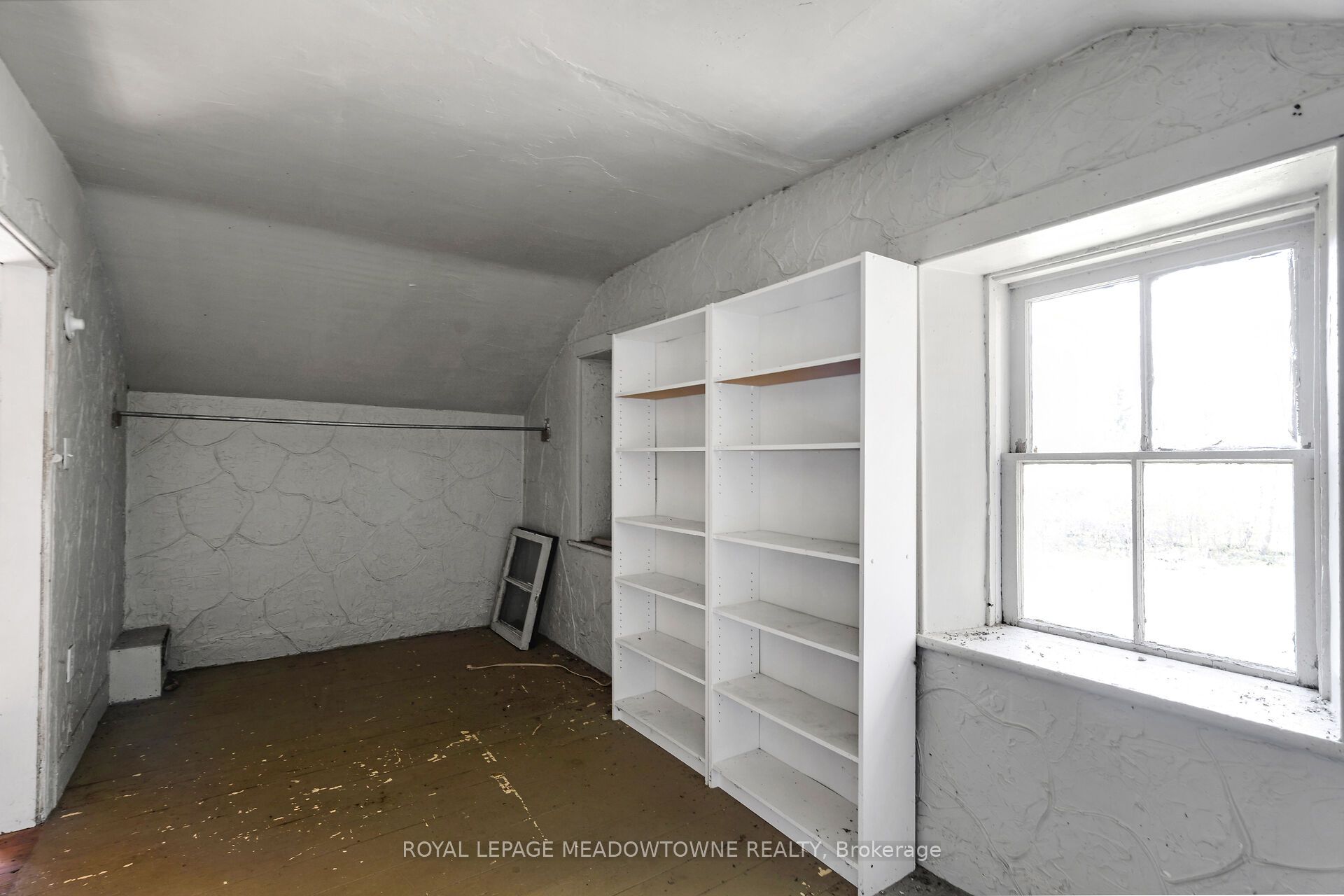 9414 First Line Property Photo 17