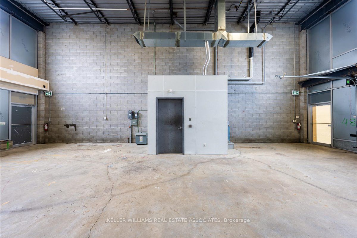 1215 Queensway N/a E 48 Property Photo 4