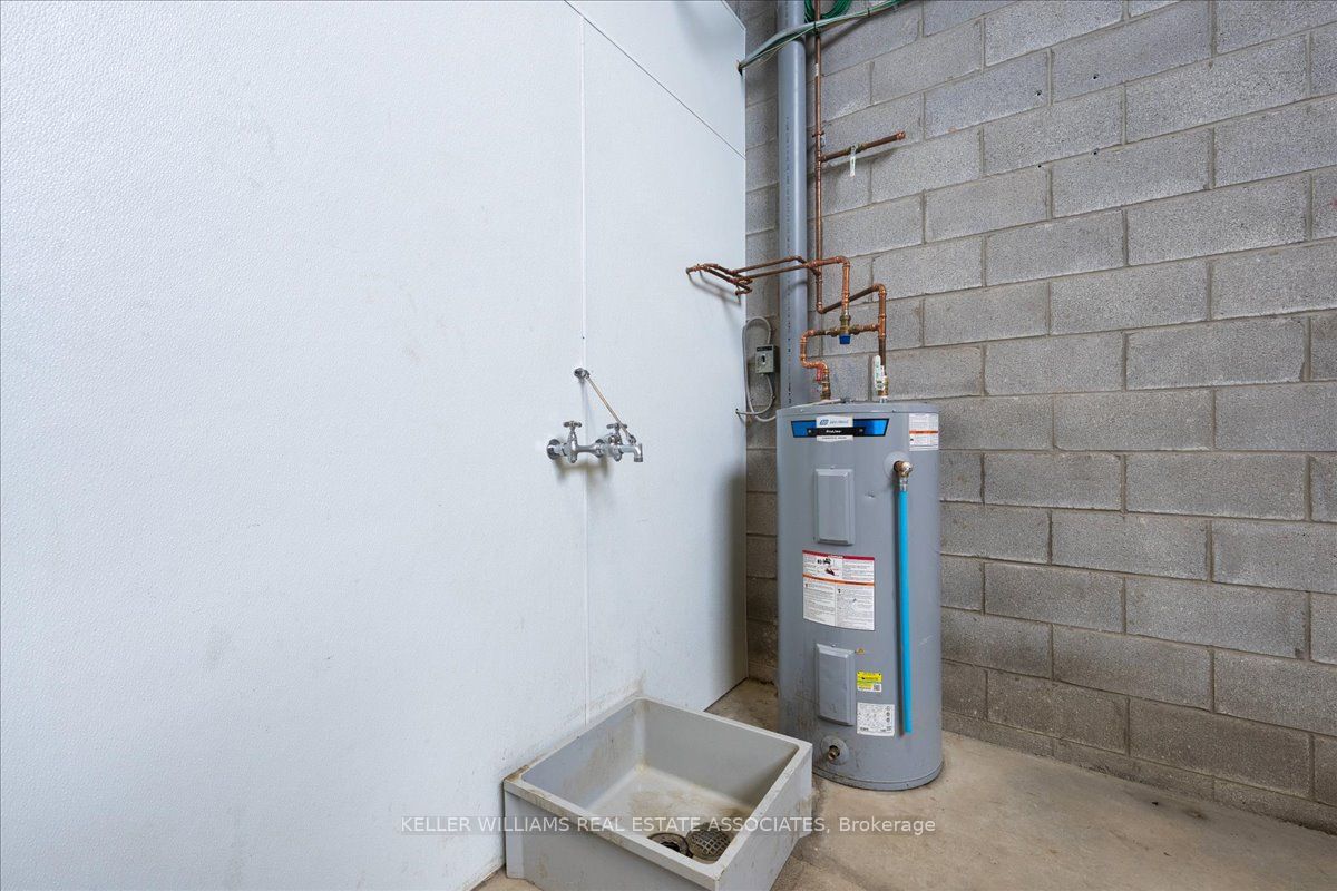 1215 Queensway N/a E 48 Property Photo 9