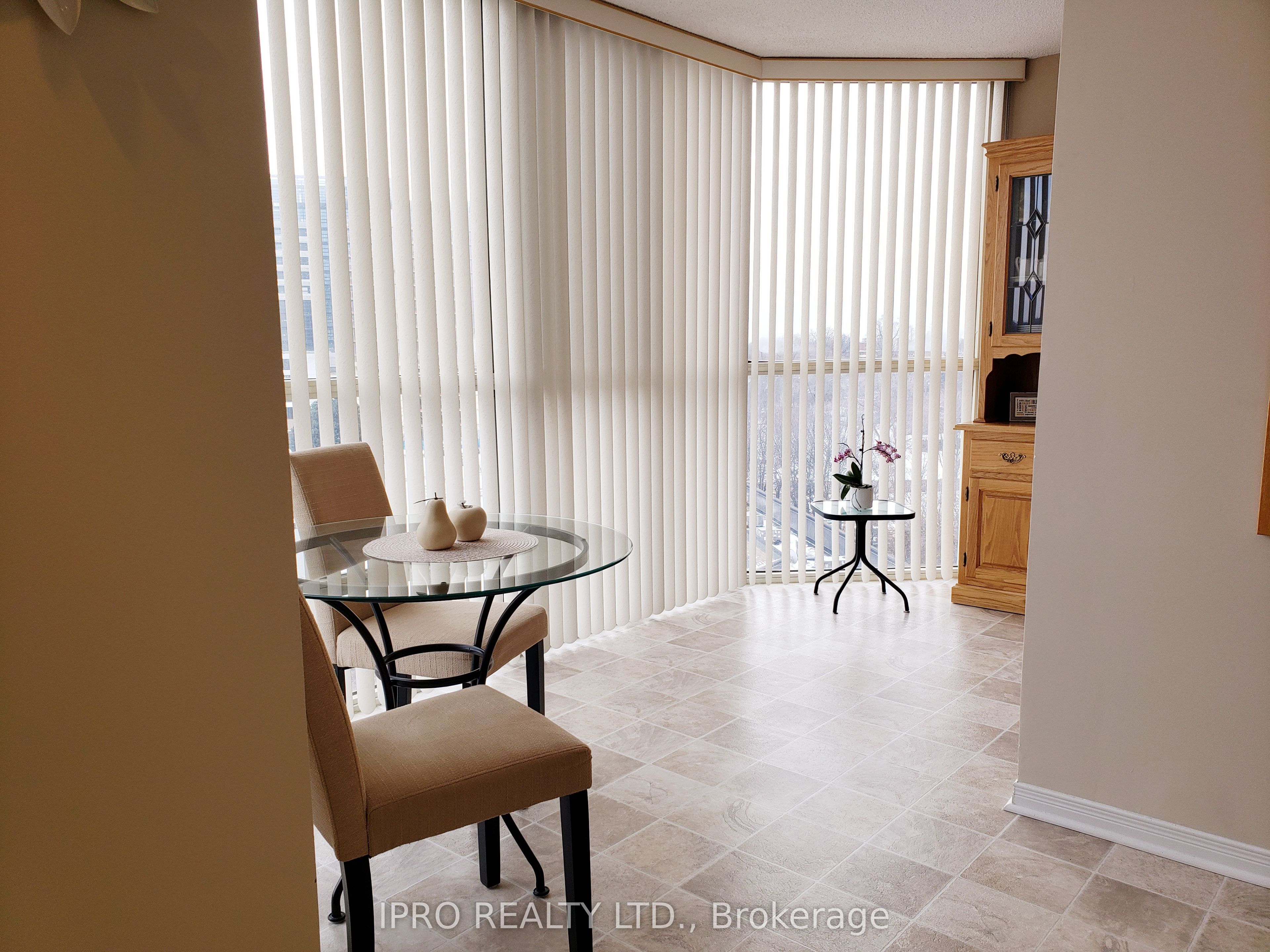 1360 Rathburn Road E 808 Property Photo 7