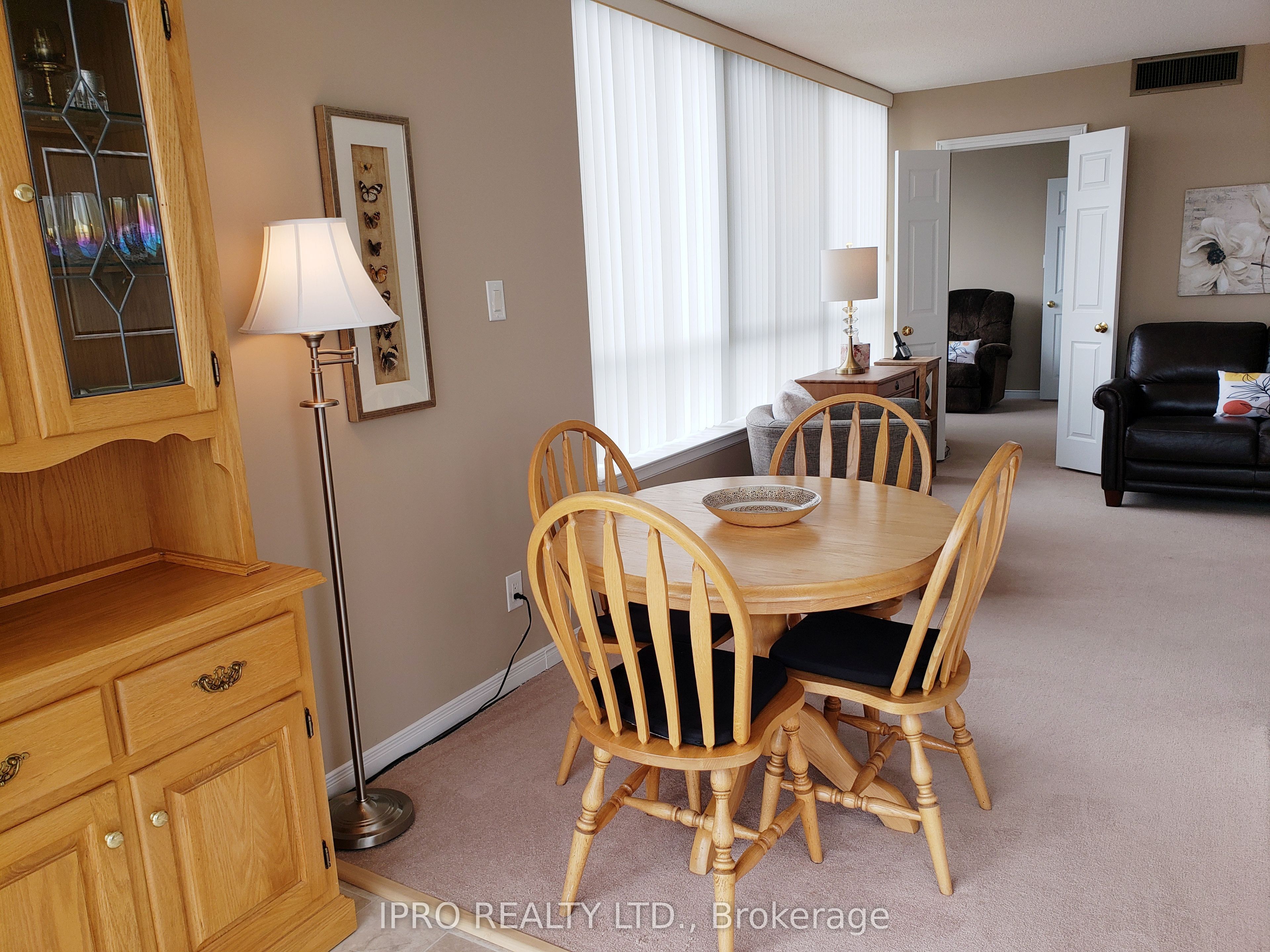 1360 Rathburn Road E 808 Property Photo 9