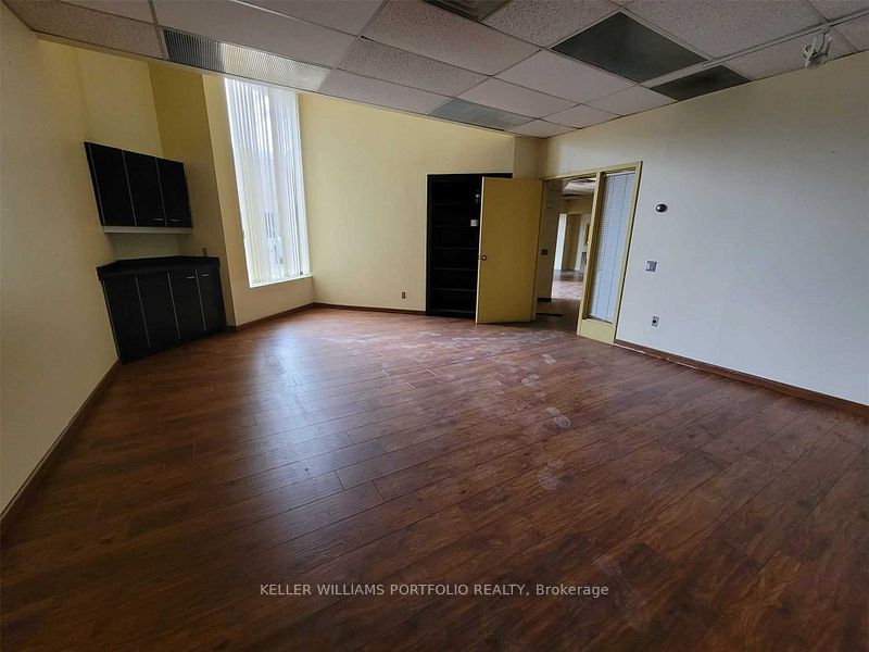 1611 Courtneypark Drive E Property Photo 3