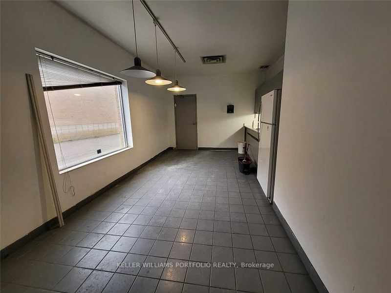 1611 Courtneypark Drive E Property Photo 5