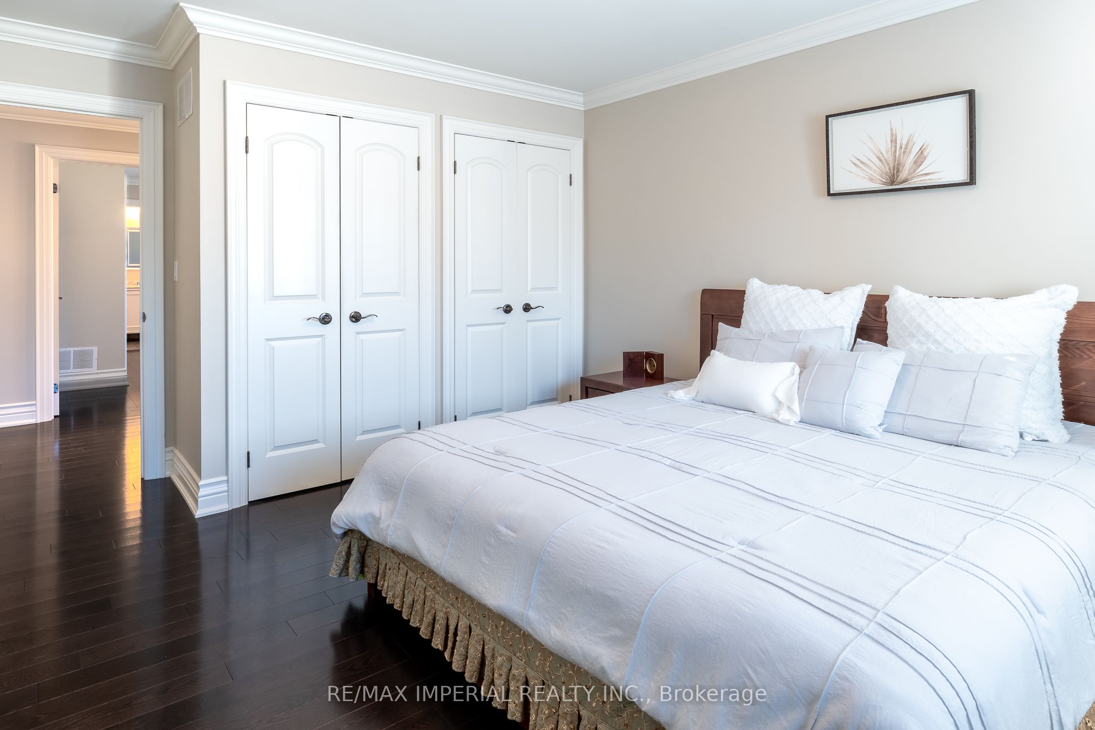 418 Queen Mary Dr Property Photo 22