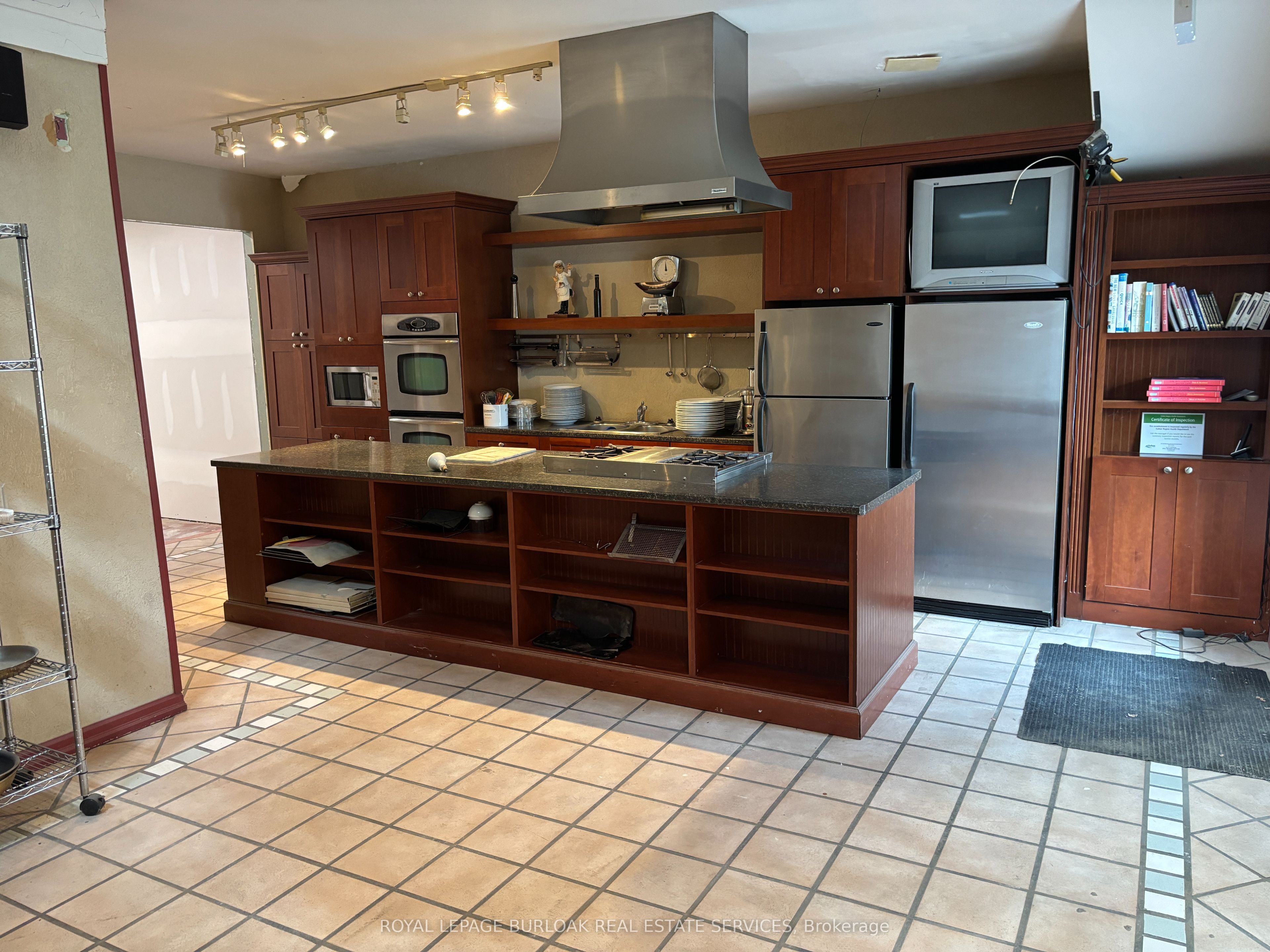 447 Brant Street Property Photo 8