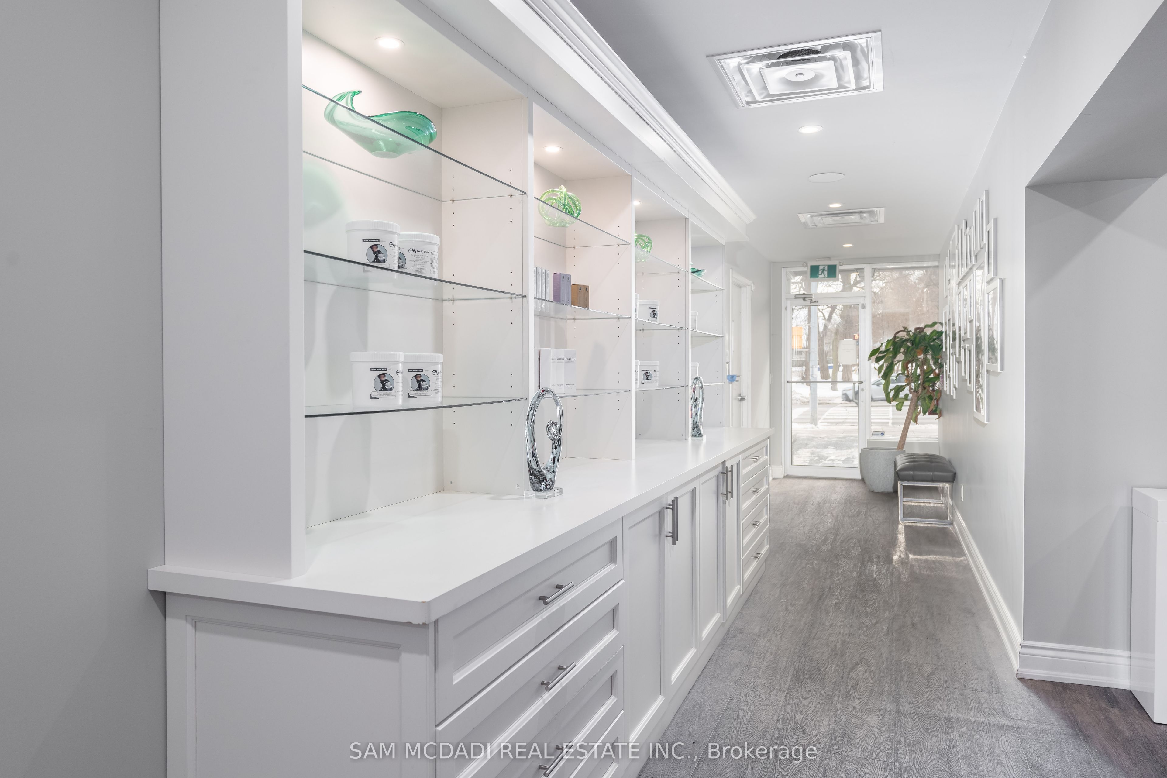 1651 Lakeshore Road W Property Photo 9