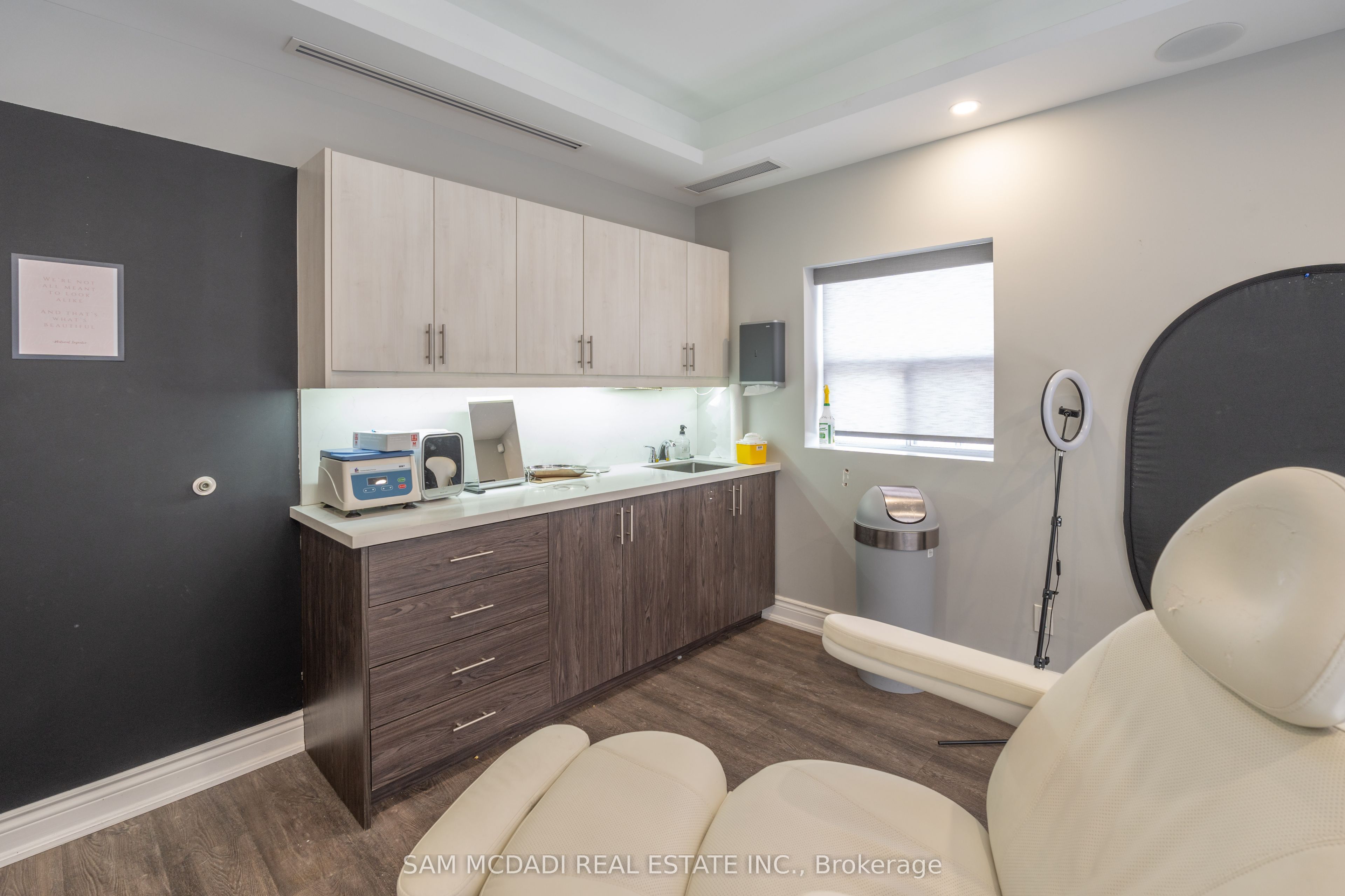 1651 Lakeshore Road W Property Photo 12