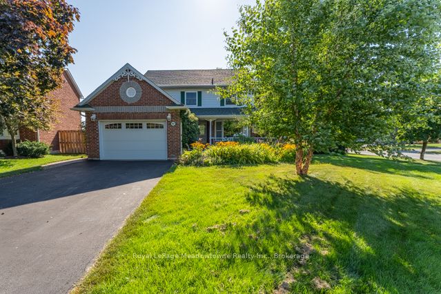 690 Robertson Crescent Property Photo 2