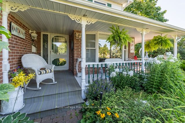 690 Robertson Crescent Property Photo 4