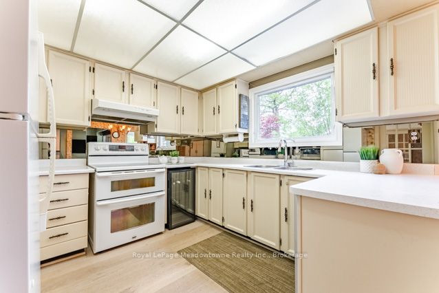 690 Robertson Crescent Property Photo 12